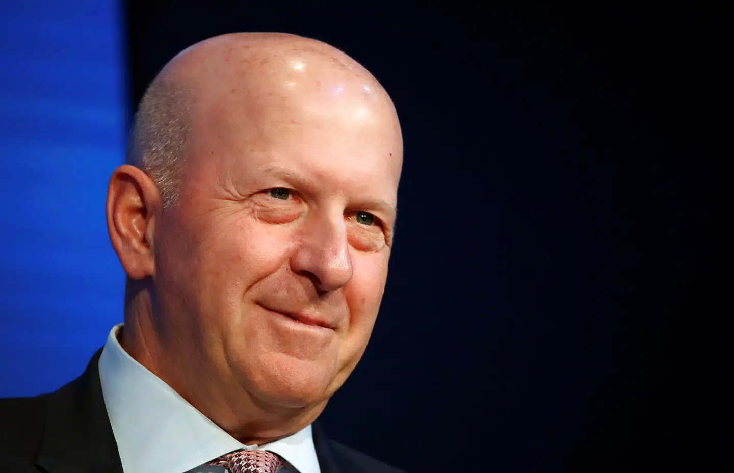 Goldman Sachs' formand og topchef, David Solomon, vil gerne fremstå mere tilbagelænet end sine forgængere i Wall Street-banken, men sætter alligevel en grænse for, hvor afslappet arbejdspresset kan forventes at være.