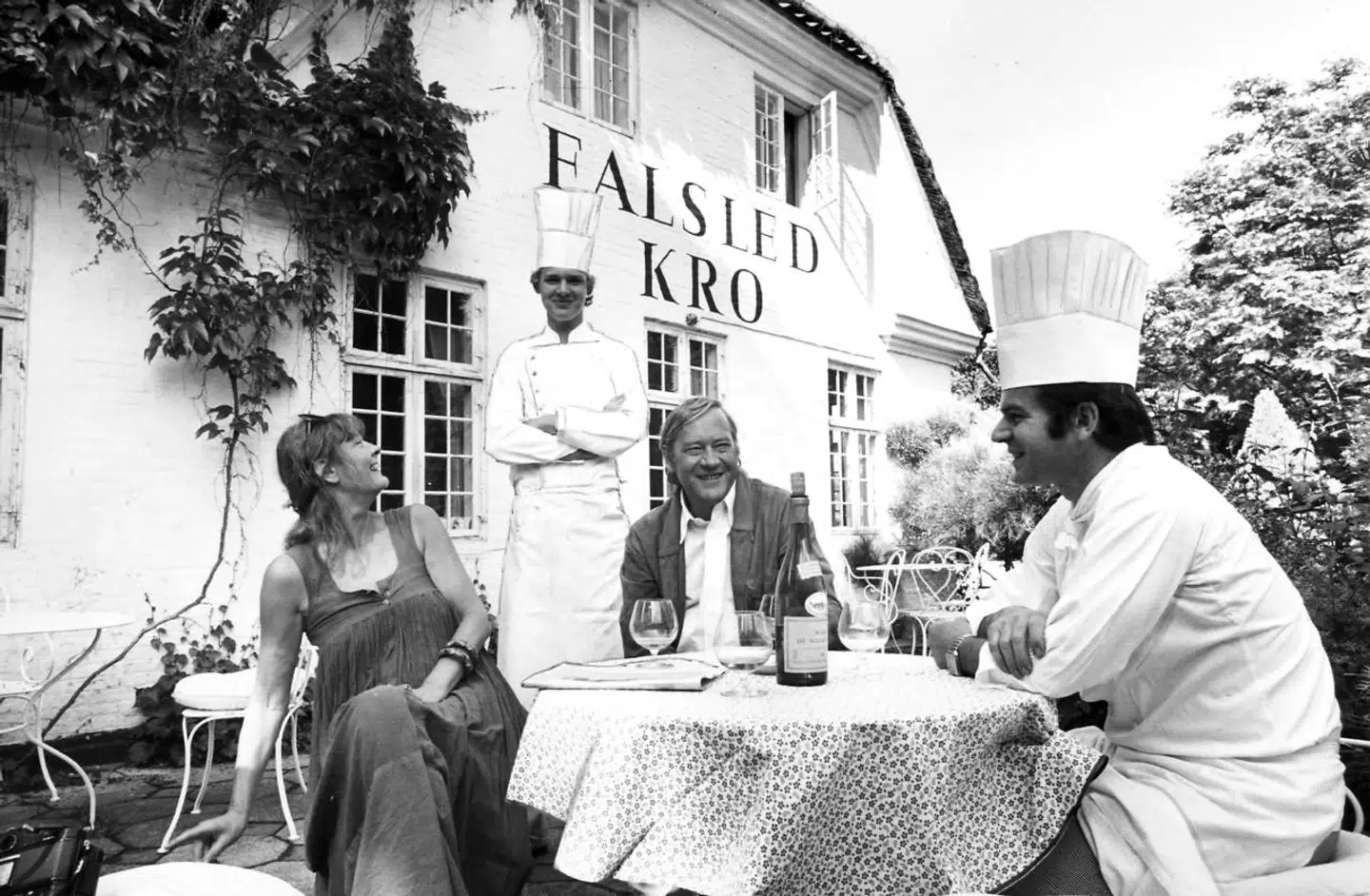 En ung Jean-Louis (th) lægger planer med Lene Grønlykke og Sven Grønlykke foran Falsled Kro en gang i 70'erne.