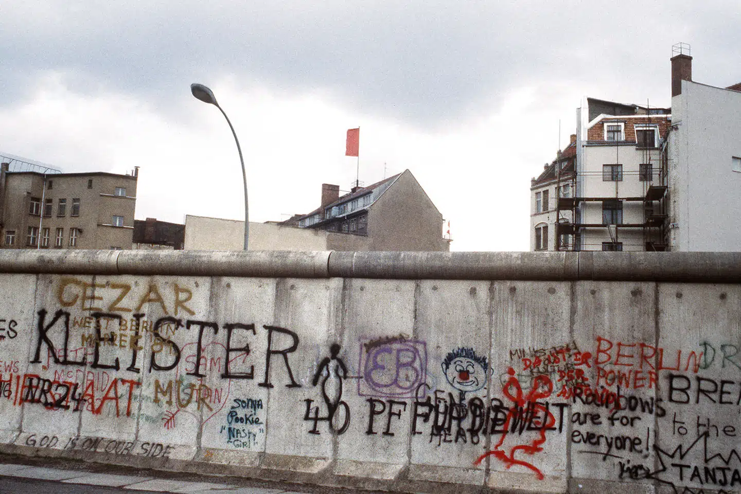 I »Et stykke af tiden« er vi tilbage ved dengang, da Muren delte Berlin i to og Europa i øst og vest, og hvor byen både blev et konkret symbol på Den Kolde Krig og på en klaustrofobisk følelse af isolation og afmagt.