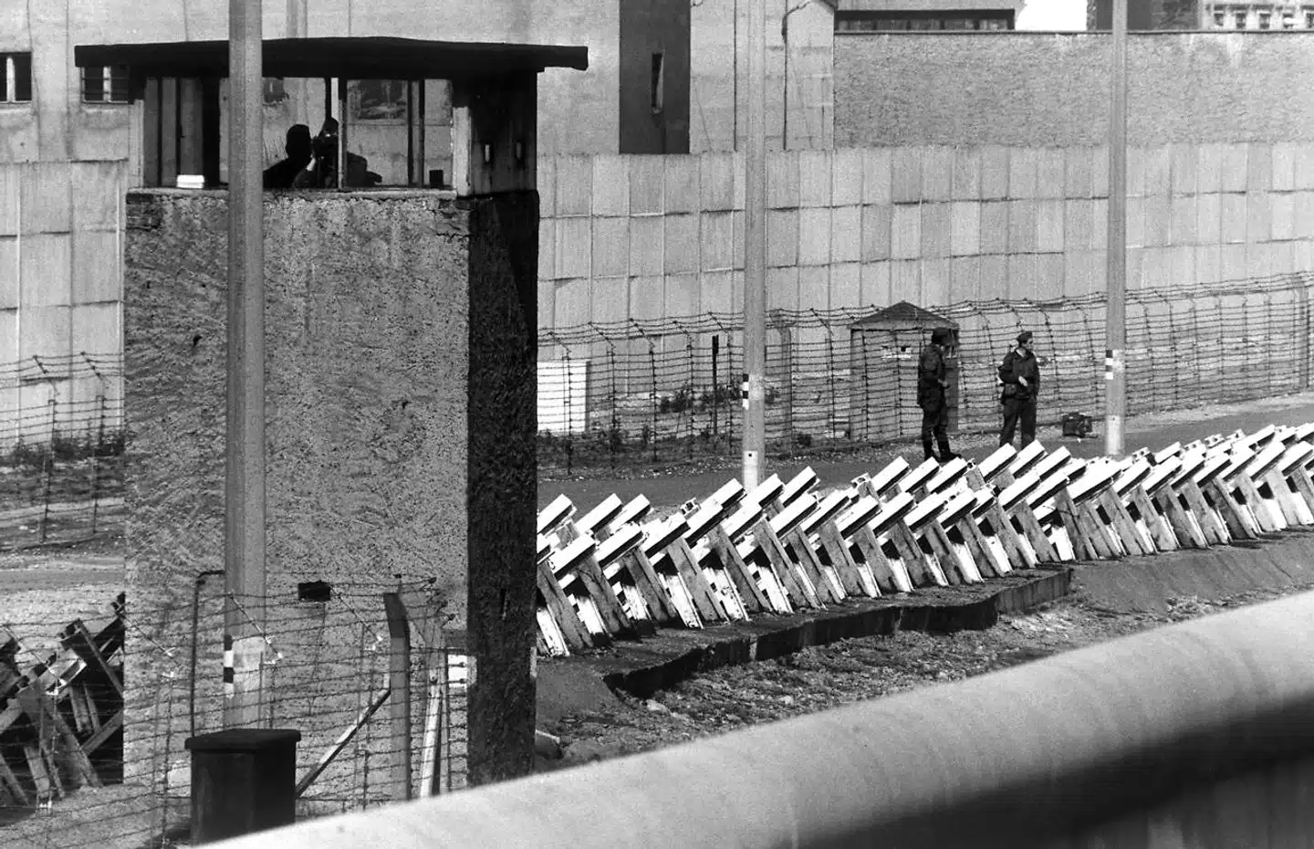 Østtyske vagter ved Berlinmuren. Arkivfoto fra 1981.