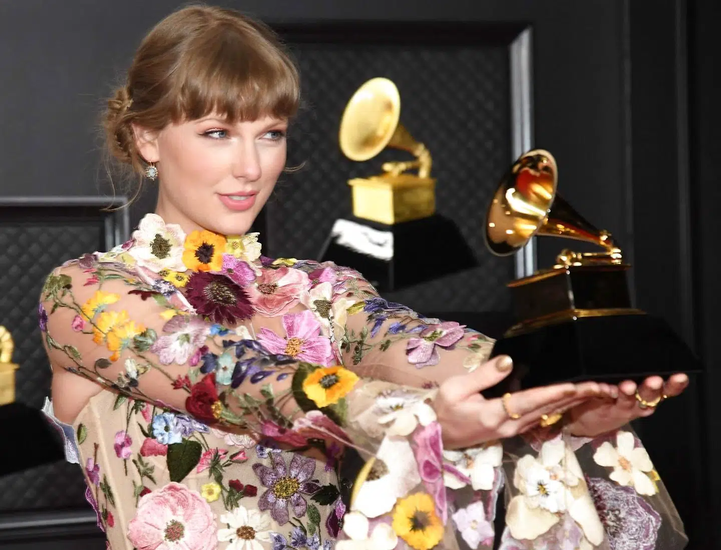 Selvkritik, tvivl og ensomhed præger Taylor Swift i dokumentaren »Miss Americana«. Her vinder Swift en grammy for albummet »Folklore«.