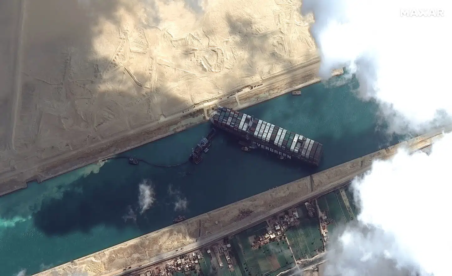 Et satellitfoto viser, at containerskibet »Ever Given« blokerer Suez-kanalen, som årligt passeres af 25.000 skibe.