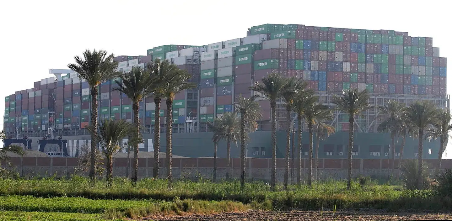 Det over 400 meter lange containerskib er fyldt til randen med containere. Varerne ombord må forbrugere i Europa nu se langt efter, idet det kan tage uger, før skibet er fri.