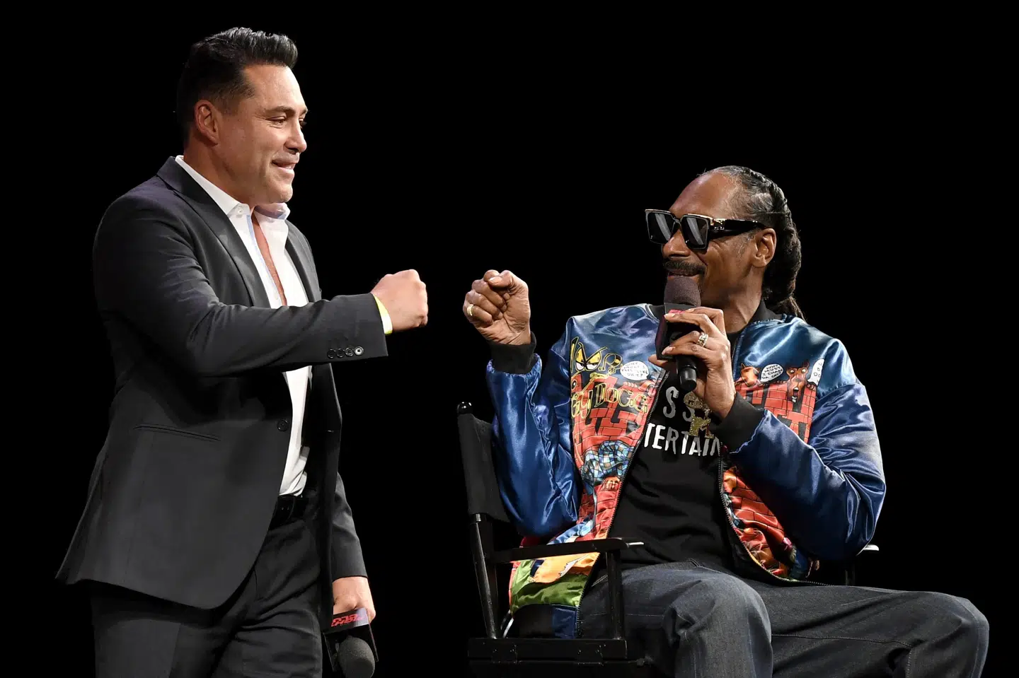 Oscar De La Hoya (tv.) vil gøre comeback mod en endnu unavngiven modstander fortæller han på et pressemøde med Snoop Dogg (th.). Ethan Miller/Ritzau Scanpix