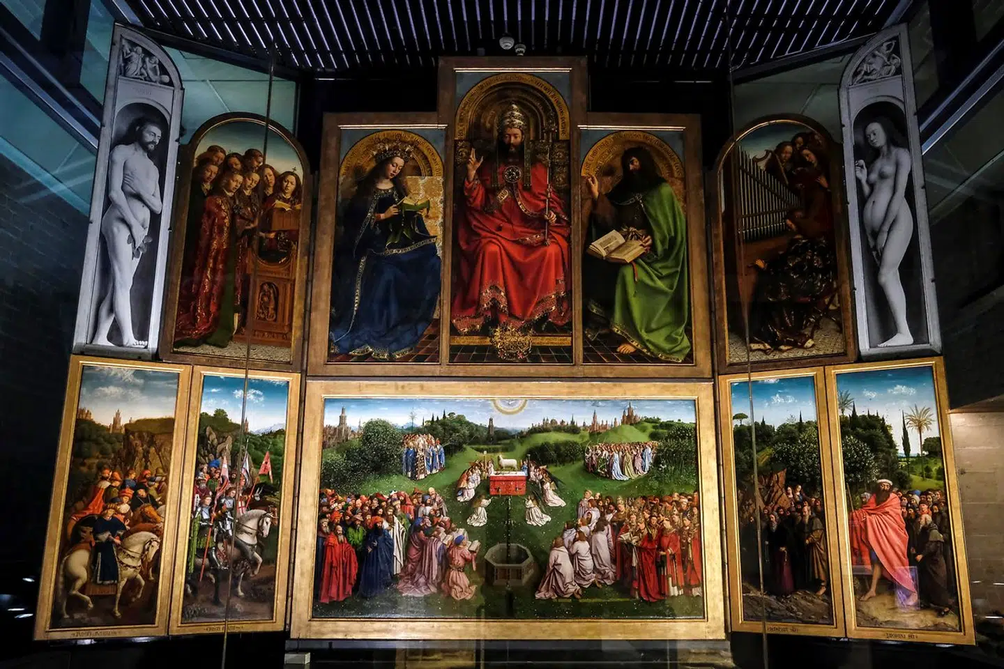 Hubert og Jan van Eycks altertavle måler 3,5 meter i bredden og 4,6 meter i højden og vejer over et ton. Værket betragtes som et af den vestlige verdens vigtigste og kan nu ses nyrestaureret i katedralen i den belgiske by Gent.