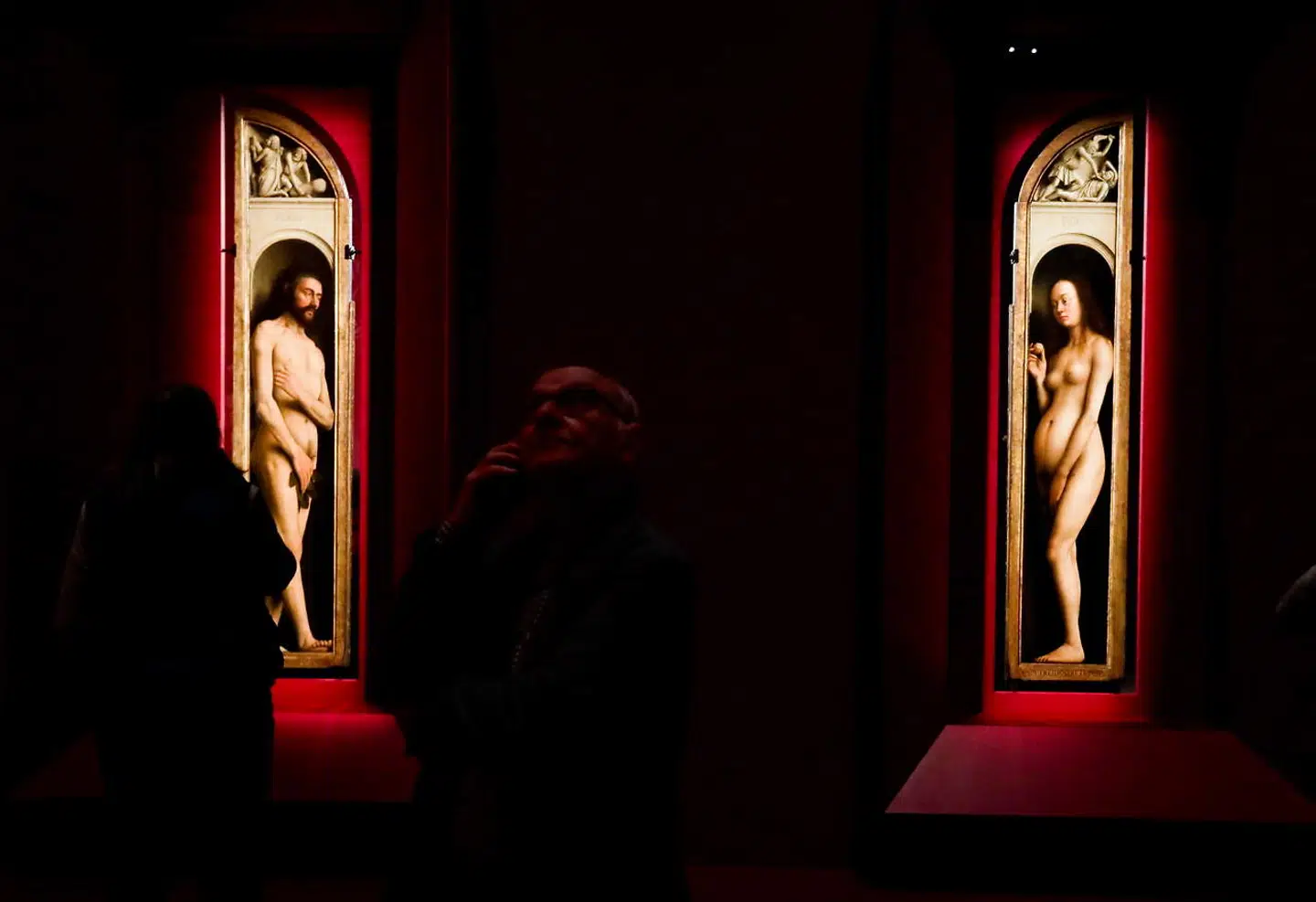 Van Eyck-brødrenes altertavle blev færdiggjort i 1432, og blandt andet dens realistiske fremstilling af Adam og Eva er iøjnefaldende.