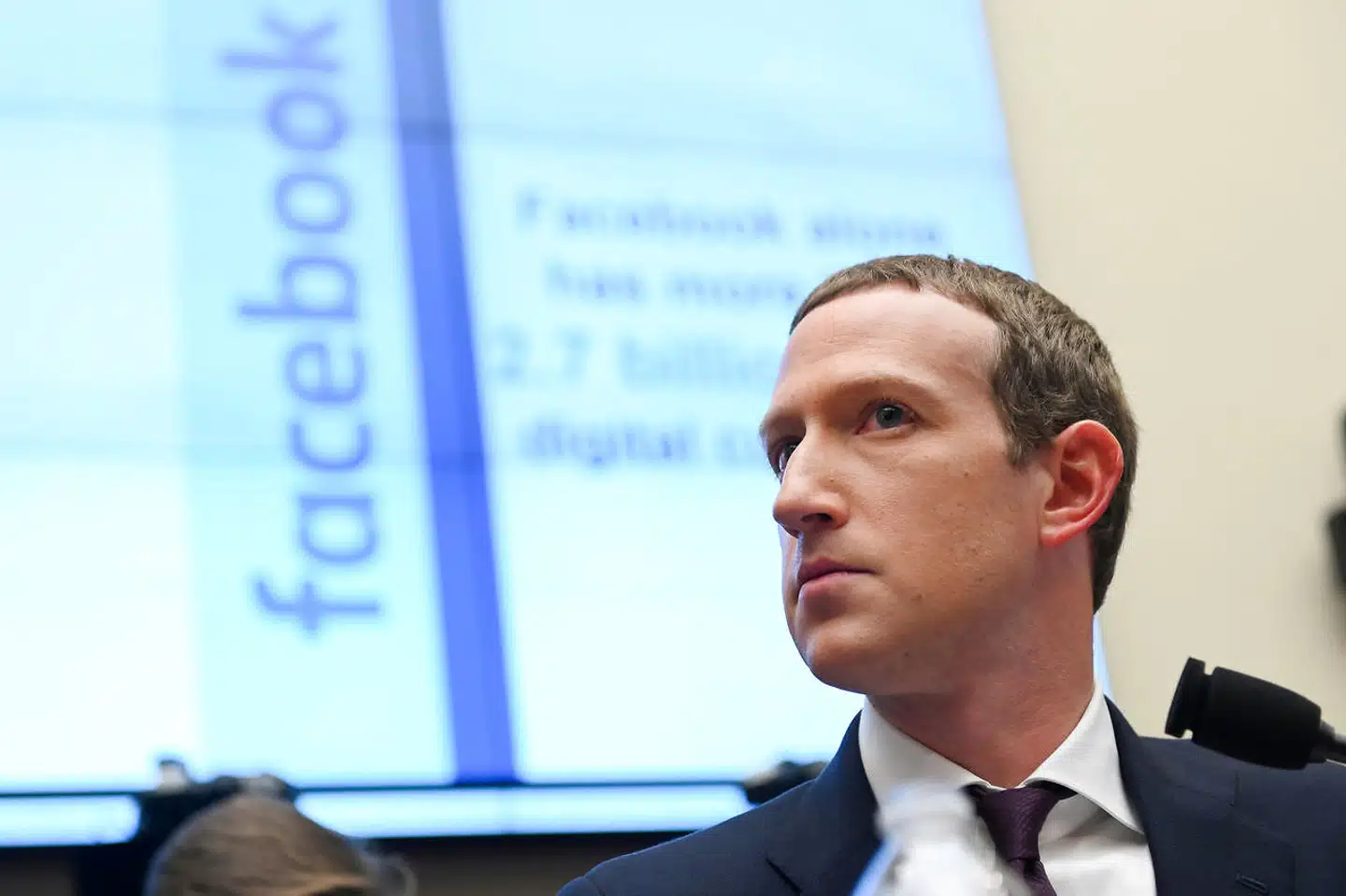 Facebooks grundlægger, Mark Zuckerberg, nægtede at lade sig binde af krav i et australsk lovforslag. Han fik sin vilje, selvom det kostede på pr-kontoen. Nu går den danske regering samme vej.