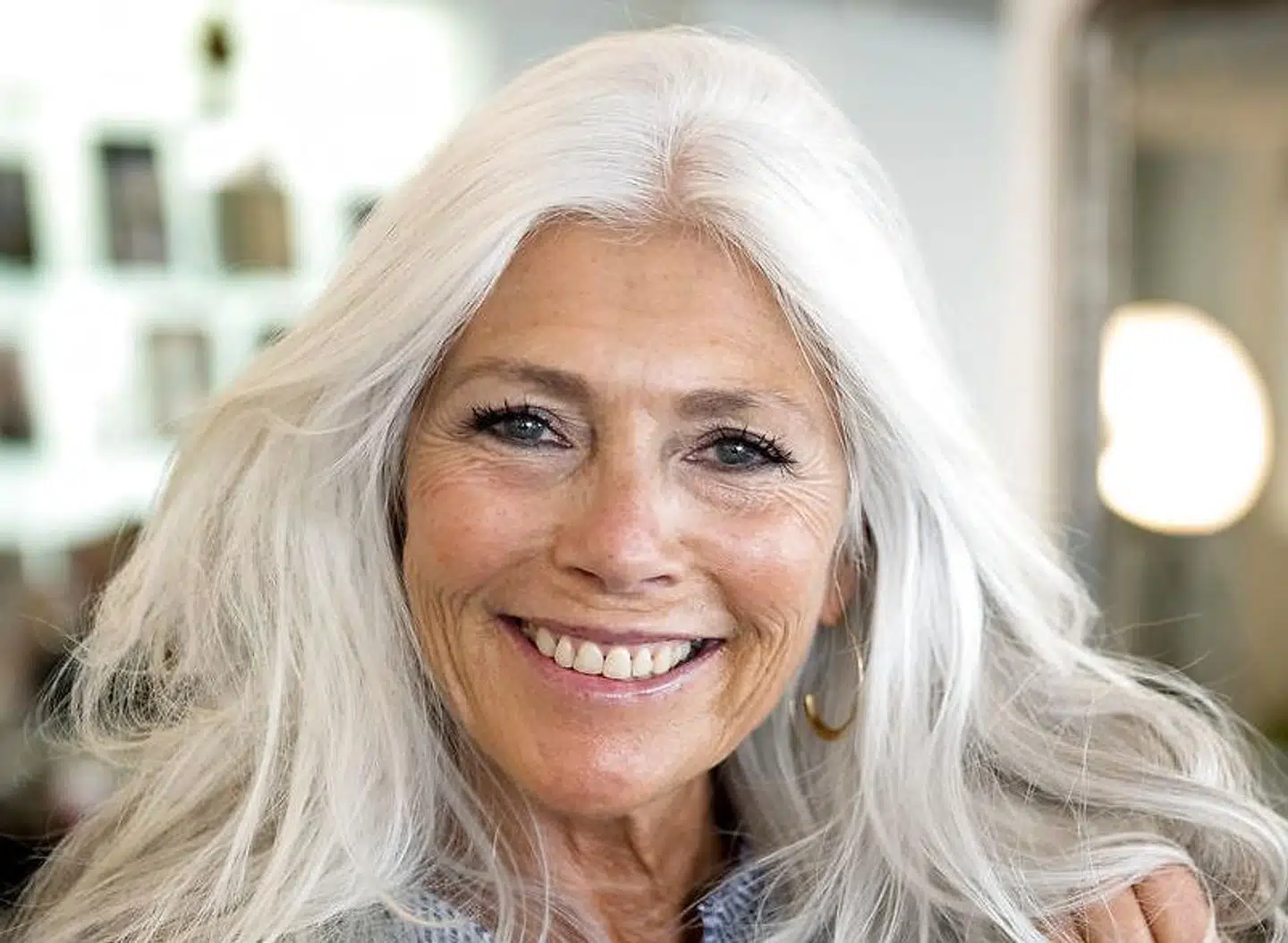 Frisør Gun-Britt Zeller tager krav om coronapas til salonerne i stiv arm – og forventer at få rygende travlt og fuldt hus.