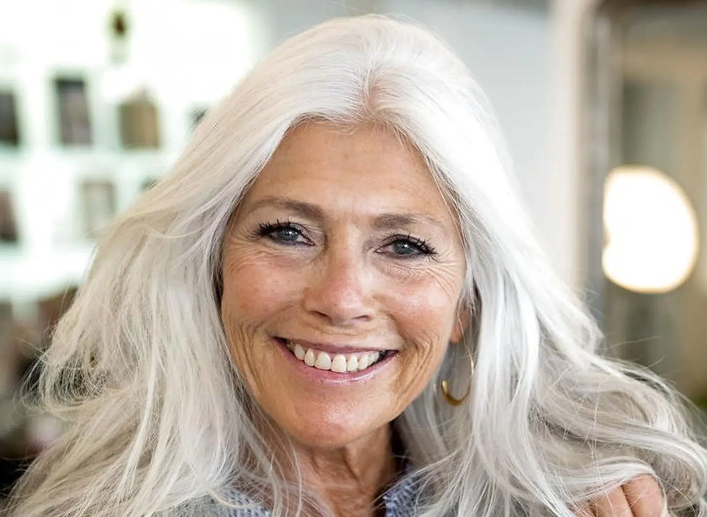 Frisør Gun-Britt Zeller tager krav om coronapas til salonerne i stiv arm – og forventer at få rygende travlt og fuldt hus.