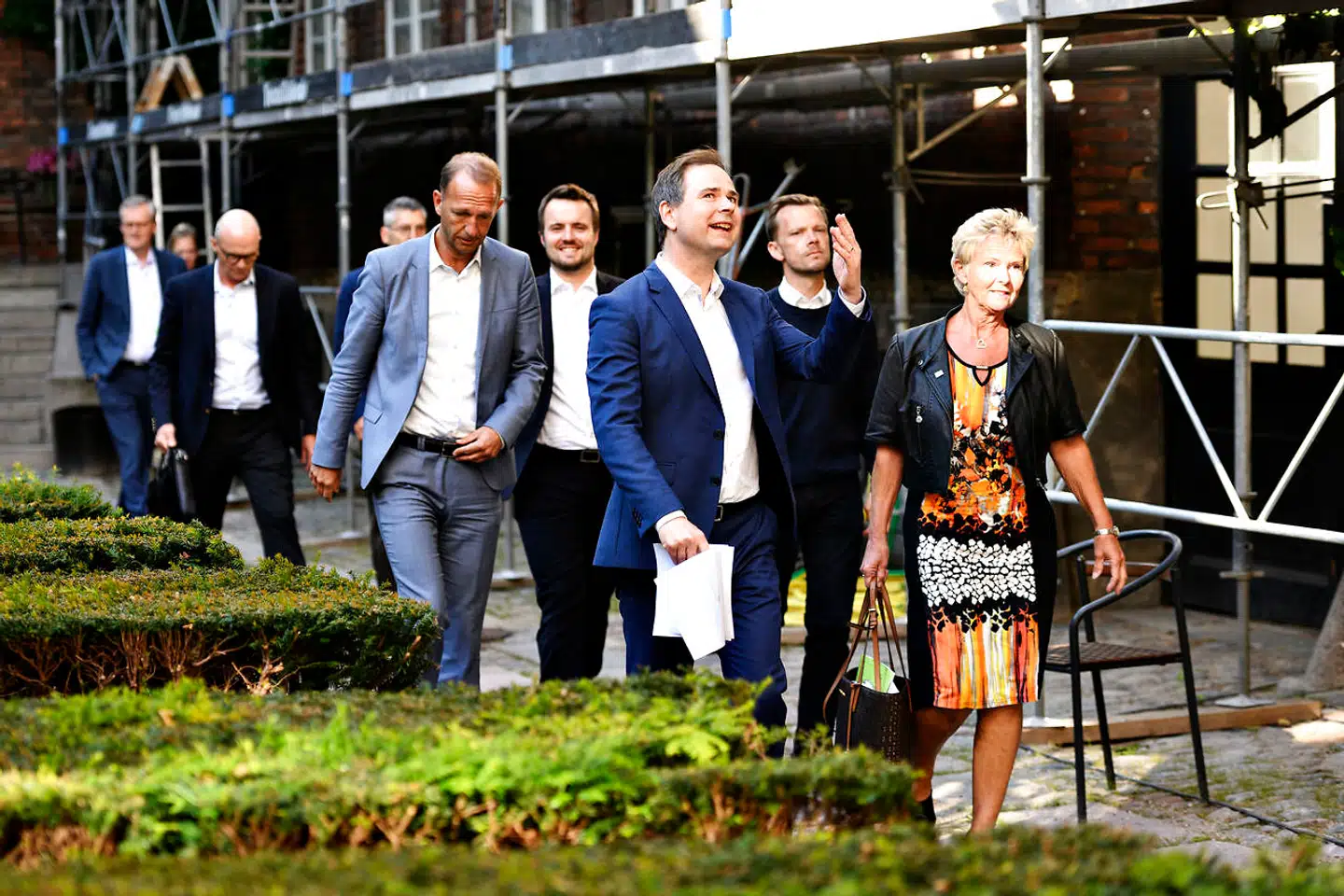 Fagbevægelsens Hovedorganisation (FH) mener, at paragraffen om, at konfliktramte virksomheder ikke kan få lønkompensation, er med til at opretholde neutralitetsprincippet. Men flere aktører kritiserer regeringen for at blande sig i arbejdskonflikter. Her er forhandlingsparterne i sommer i forbindelse med udarbejdelsen af lønkompensation anført af finansminister Nicolai Wammen (S) og FH-formand Lizette Risgaard. Arkivfoto: Philip Davali/Ritzau Scanpix