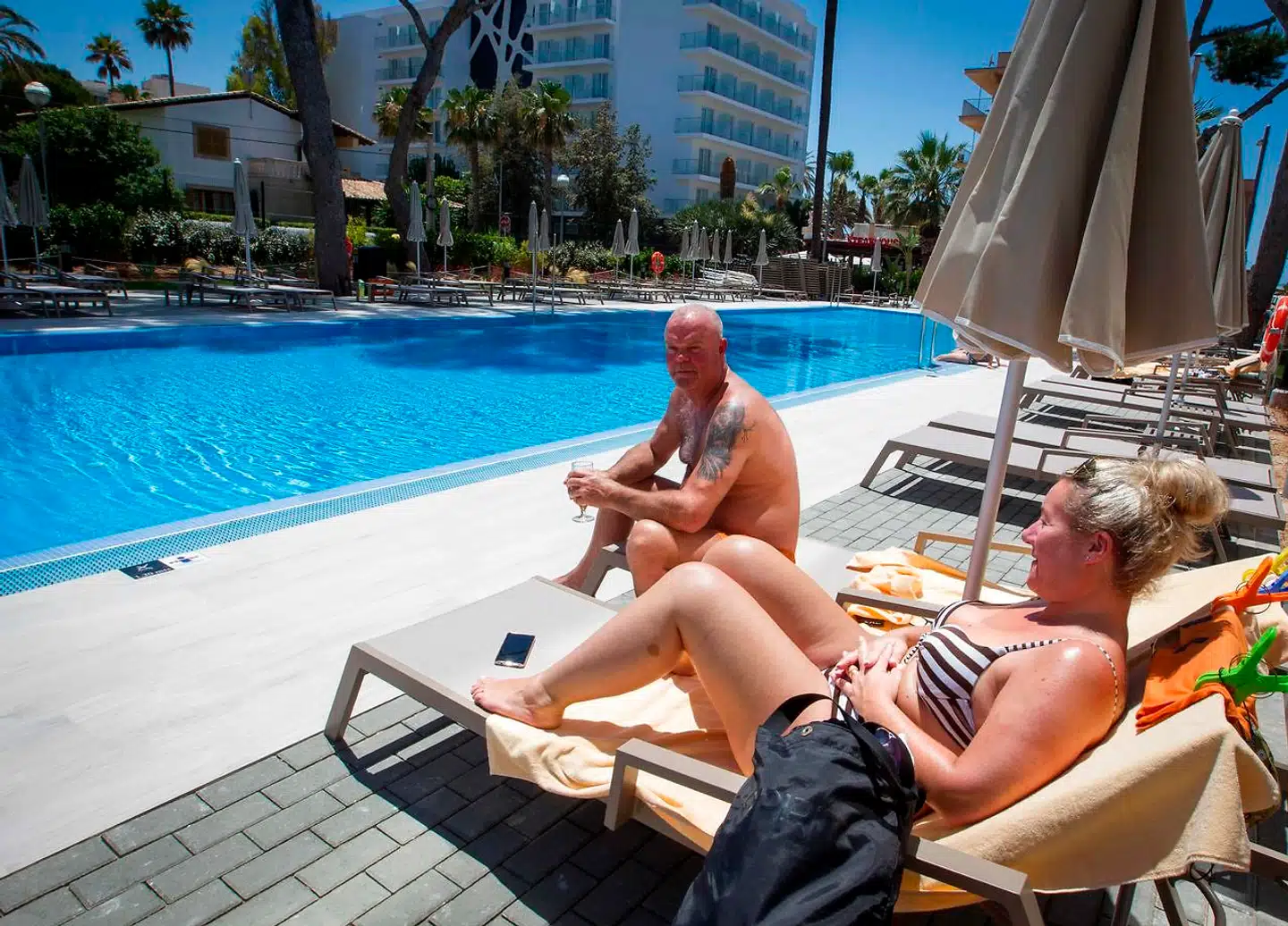 Tyske turister ved poolen på et hotel i Palma de Mallorca. De bliver naturligvis budt velkommen tilbage, men tilstrømningen kan hverken helt eller halvt redde den sædvanlige påskeomsætning.