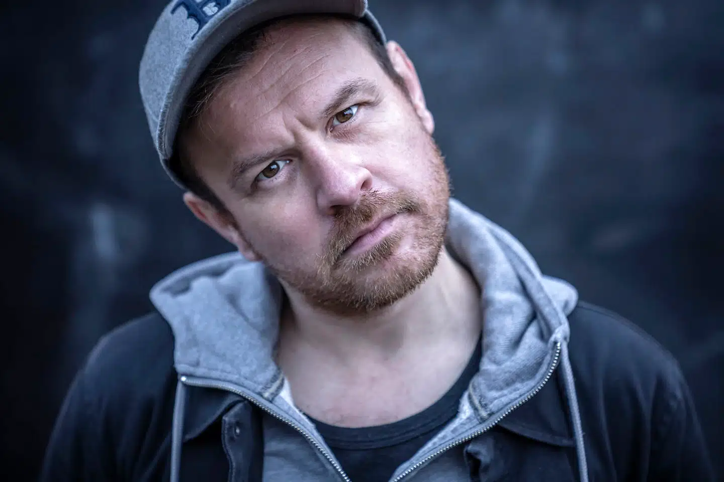 »I kunstens verden må der ikke være nogen hellige køer. Hverken race, køn eller nogle af alle de andre ting man skal passe på med. For hvis du ikke må tale om en bestemt ting, så går der ikke længe før du heller ikke må tale om en anden og tredje ting,« siger standupkomiker og tv-vært, Christian Fuhlendorff.