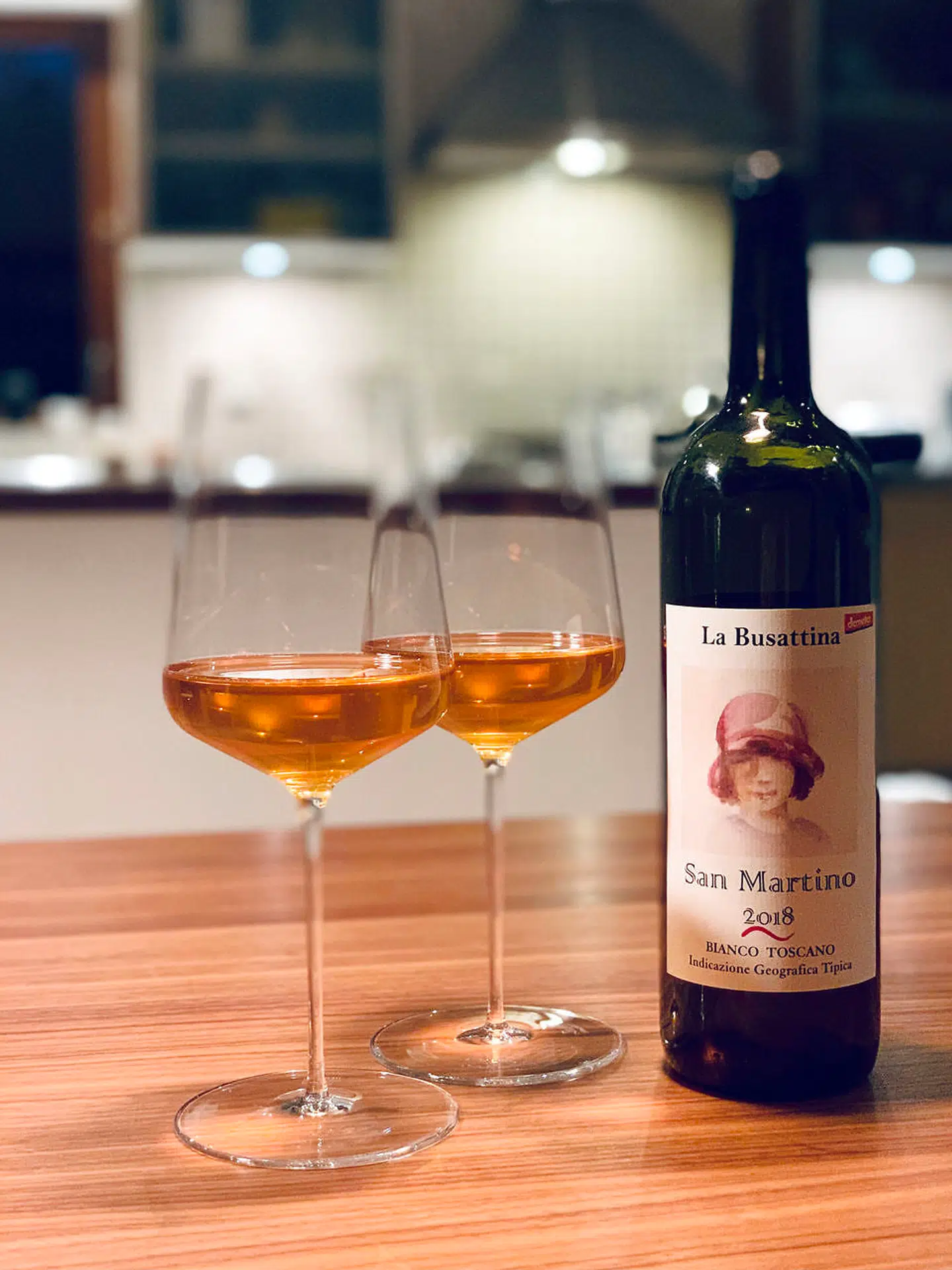 Vinmenuen er billig på Il Buco – her en orangevin fra Toscana.