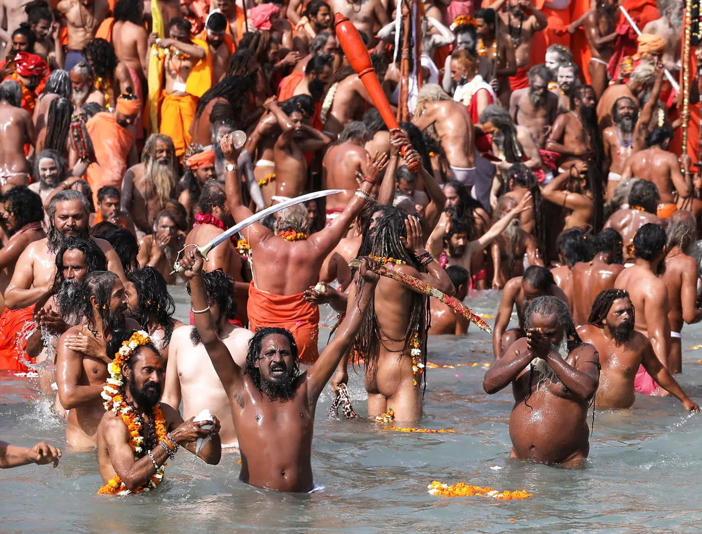 Tidligere på måneden tiltrak den indiske hindufestival Kumbh Mela hele 3,2 millioner pilgrimme. Nu er frygten, at endnu flere vil mødes under festivalens anden halvdel i næste måned, hvorved det kan udvikle sig til en gigantisk smittespreder.