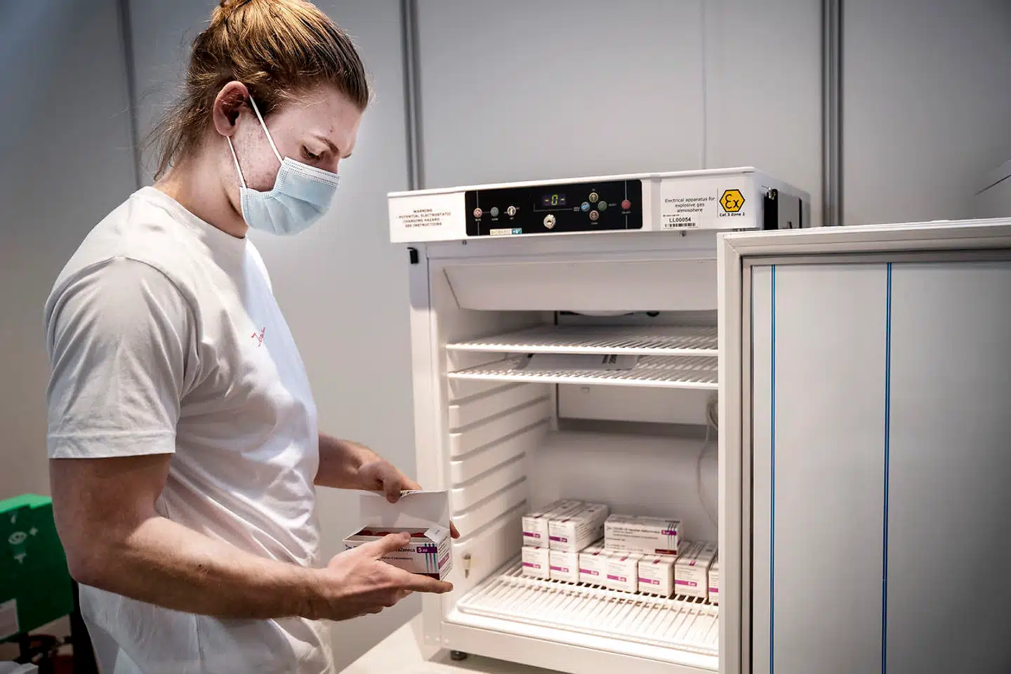 De danske myndigheder løfter i dag sløret for, hvad der skal ske med vaccinedoserne fra AstraZeneca, der i to uger har været skrinlagt.