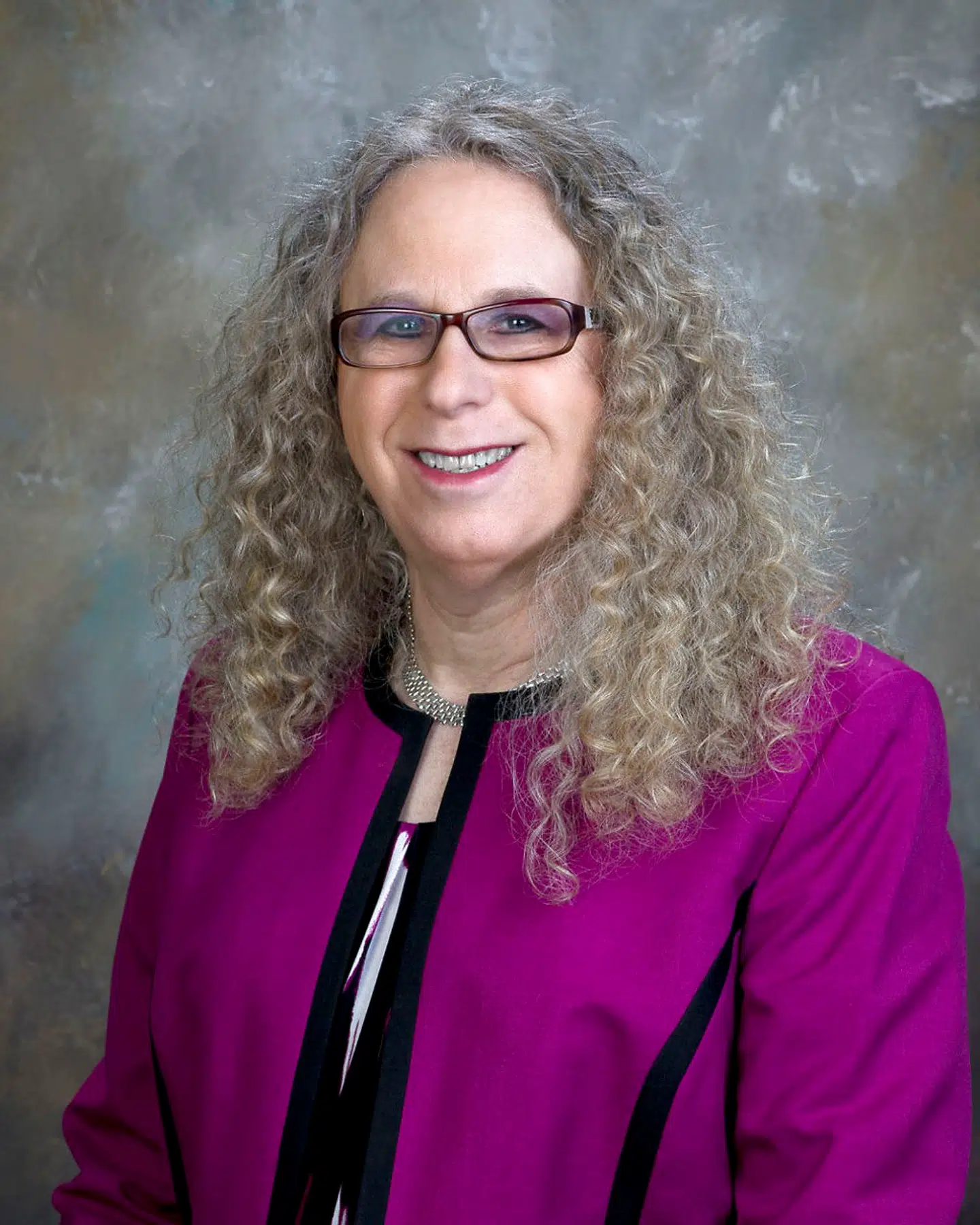 Den 63-årige politiker Rachel Levine er født som mand, men ser i dag sig selv som kvinde. Det er første gang, at en transkønnet person er blevet godkendt af Senatet til at varetage en officiel højtstående stilling, som kræver den type godkendelse.