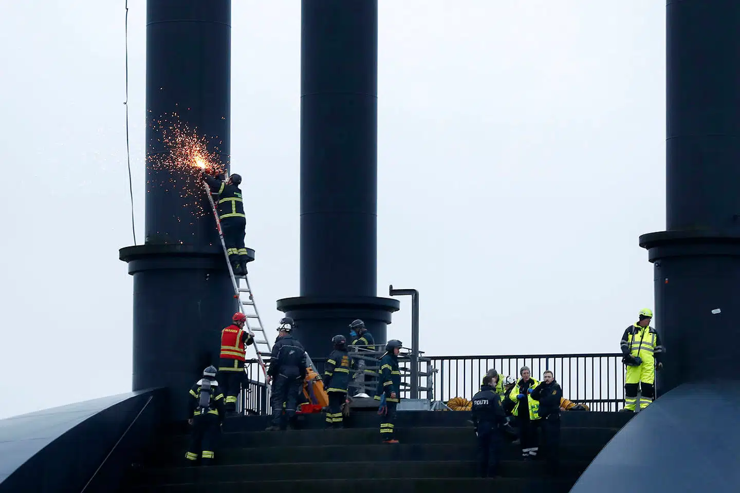 En reparatør blev tirsdag fanget indvendig i en 30 meter høj skorsten i kunstinstallationen »Elia« i Herning og blev efter en bjærgning erklæret død af en læge på stedet, oplyser Midt- og Vestjyllands Politi.