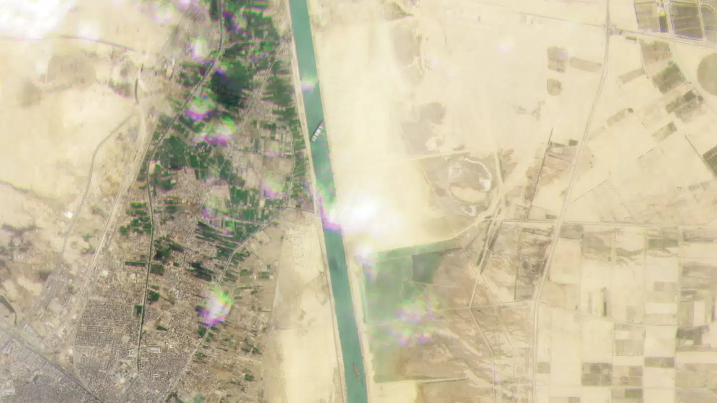 Et satellitbillede viser containerskibet »Ever Given«, der kilede sig fast midt i Suezkanalen.