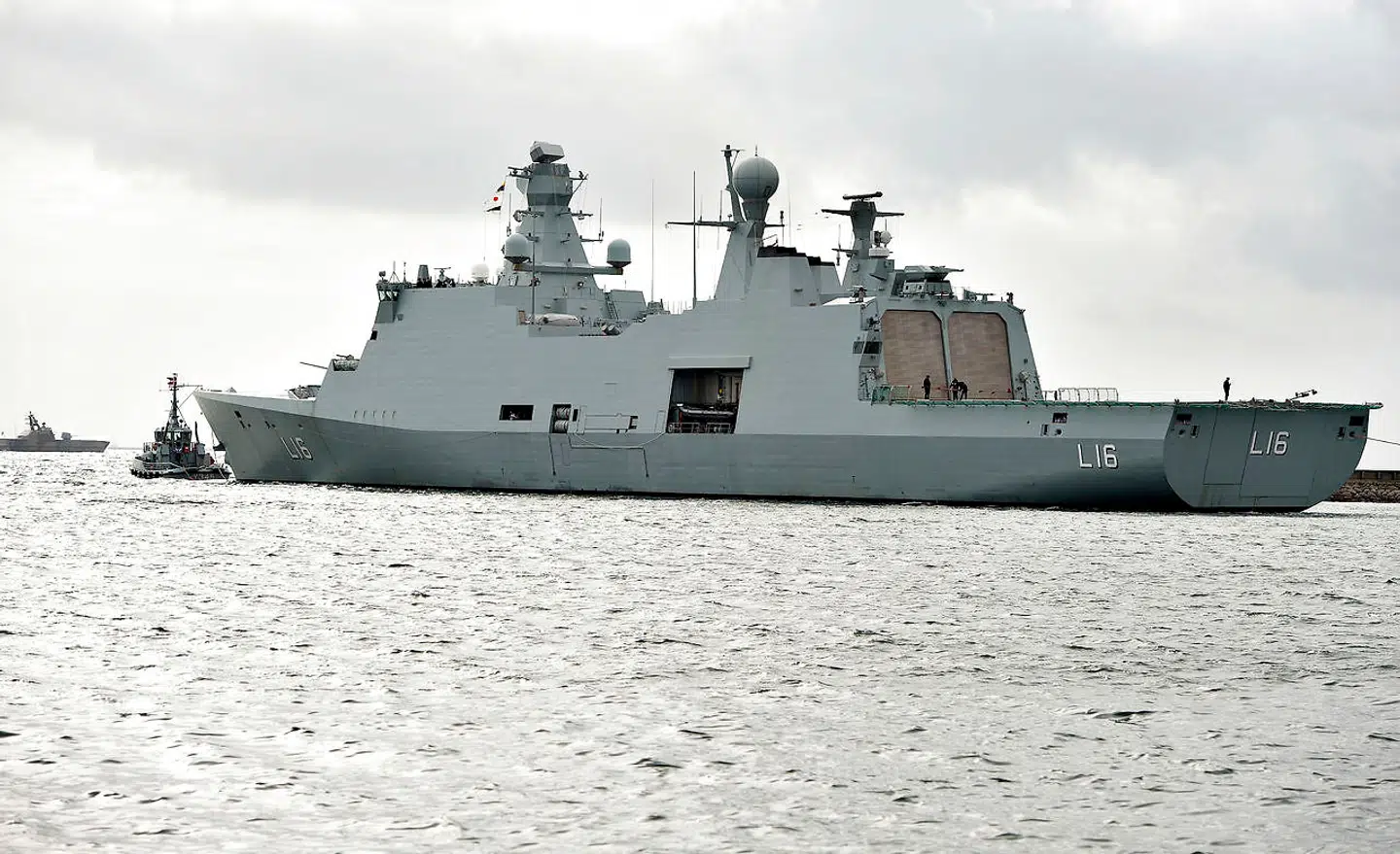 »Samtidig med, at Danmark sender en fregat til Guineabugten, indledes en diplomatisk offensiv for at få andre søfartsnationer til at deltage,« skriver Uffe Ellemann.