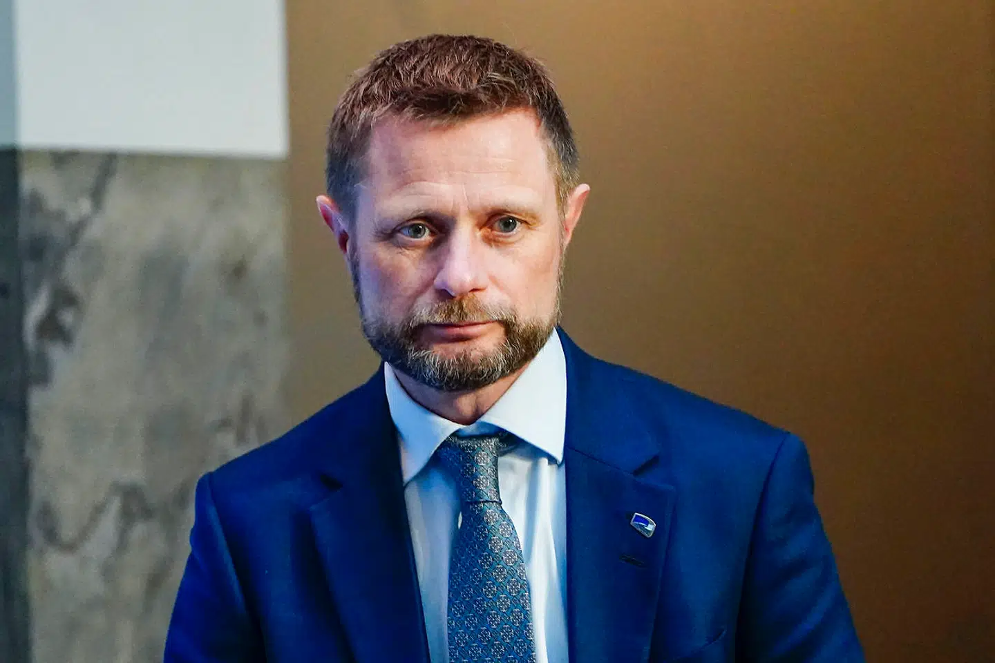 Høje smittetal betyder, at Norge indfører nye nationale coronarestriktioner og udskyder plan om genåbning.