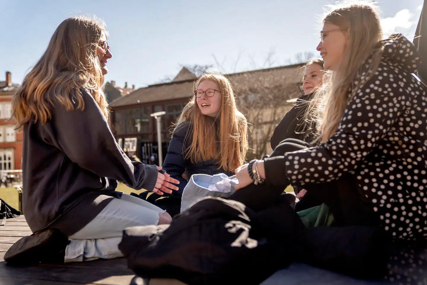 »Jeg har tænkt over, om de andre har de samme følelser for mig som før nedlukningen,« siger Malou, der sidder sammen med fire af sine veninder og nyder solskinsvejret.