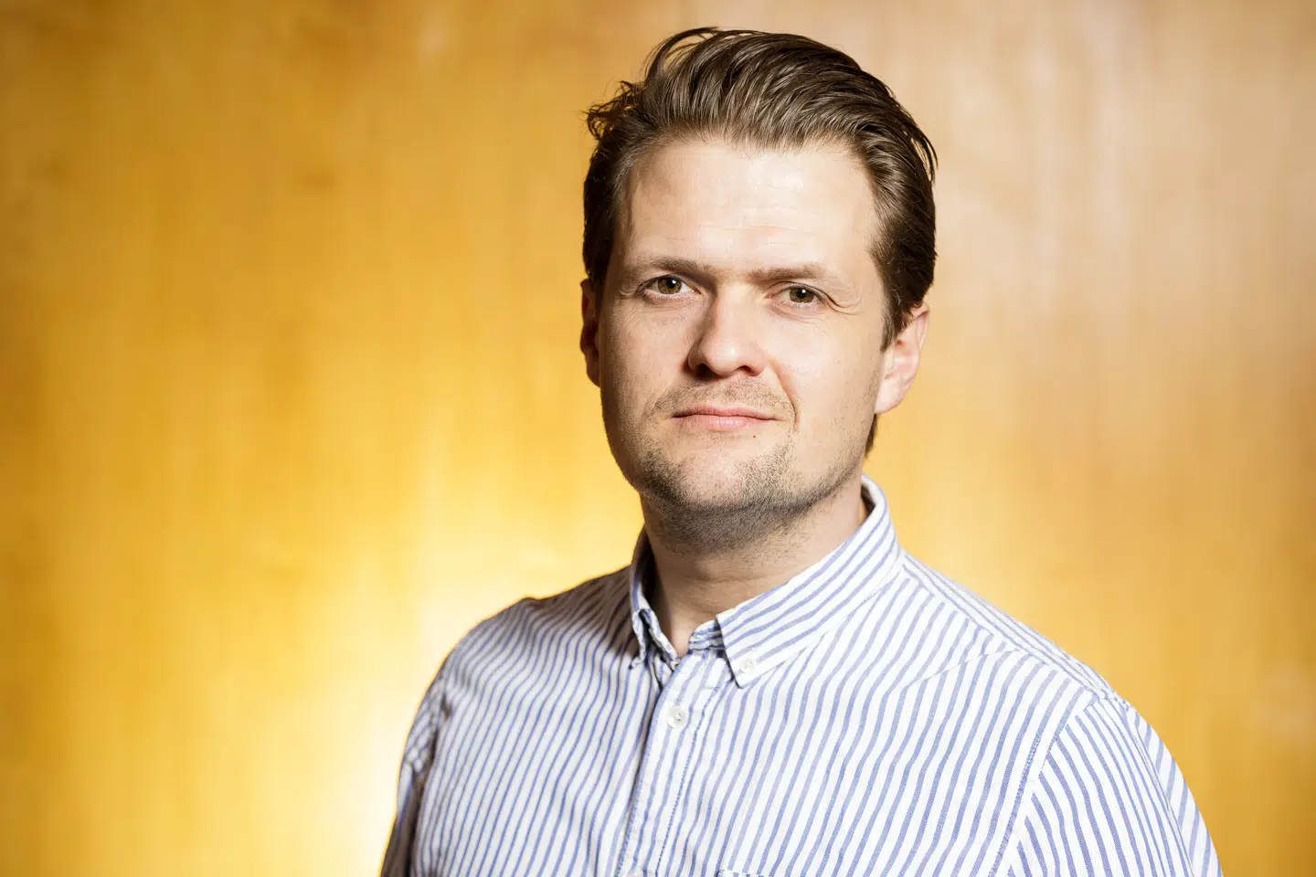 »For spillestederne er det fint, at der nu er noget at navigere efter. Om det er genåbning på den fulde skala med coronapas, eller om det fortsætter med restriktioner, kan vi jo så ikke læse i planen endnu. Det bliver jo lidt spændende,« siger Esben Marcher, sekretariatschef i Dansk Live.