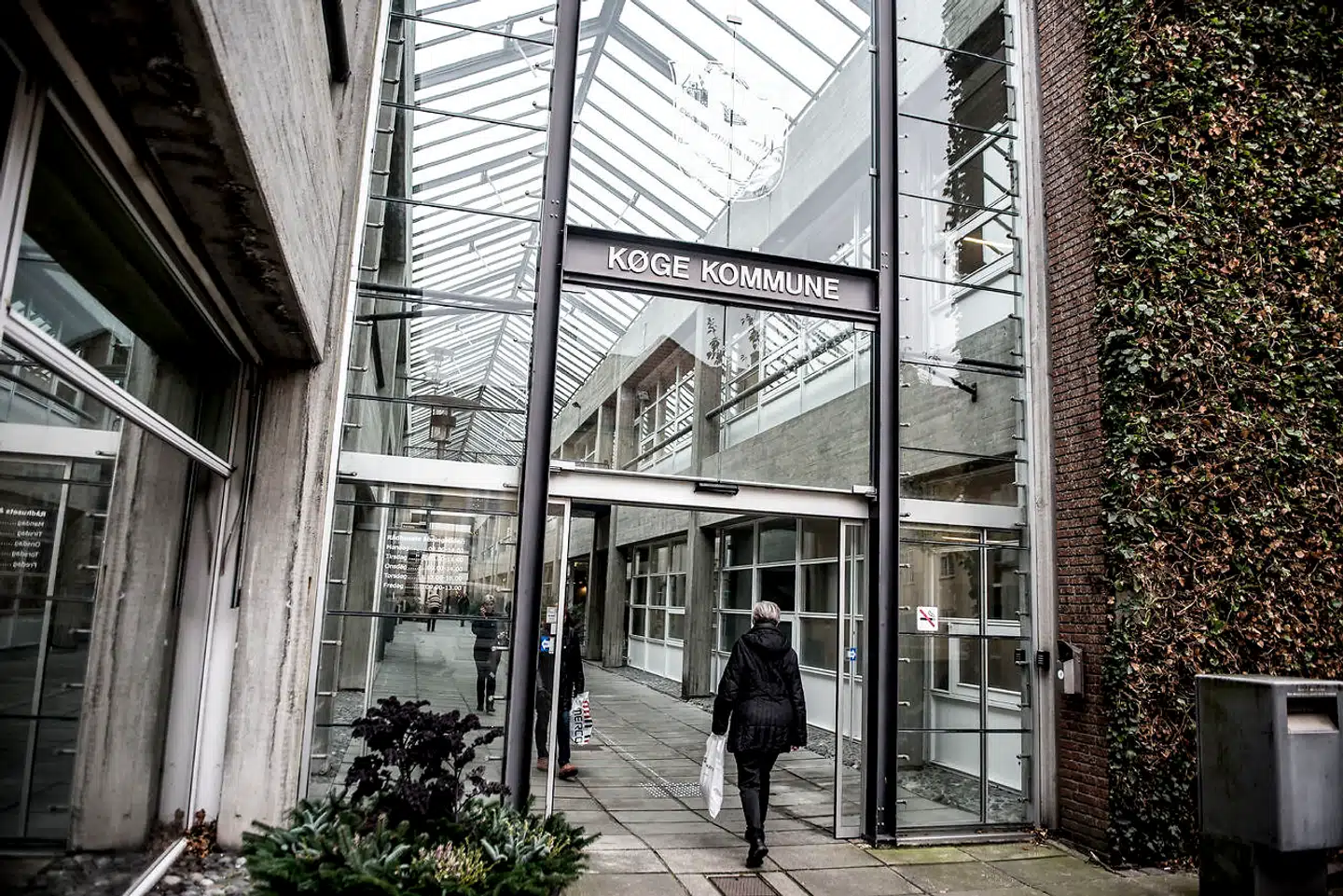 Køge Kommunes politikere skal holdes i stram snor, når de er ude og føre valgkamp i offentlige insitutitoner. Det mener kommunen selv, der lægger op til skrappere retningslinjer for politikerne.