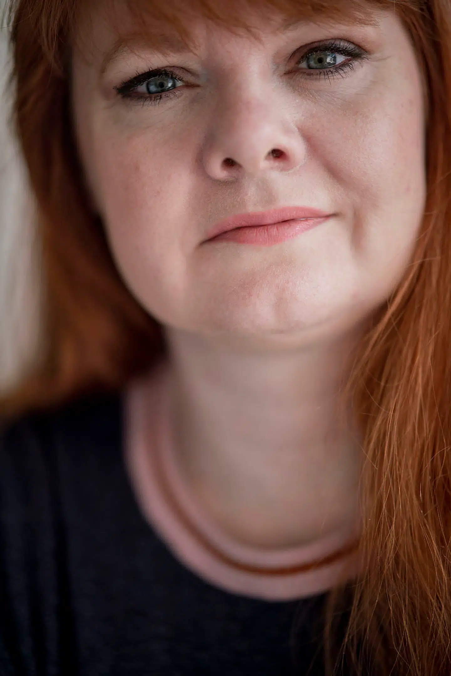 Rachel Röst er vokset op i en mormonfamilie på Amager. Med social kontrol og religiøs fanatisme. Det lykkedes Rachel som 16-årig at slippe ud. I dag er hun midt i 40erne og cand. mag. i litteraturhistorie.