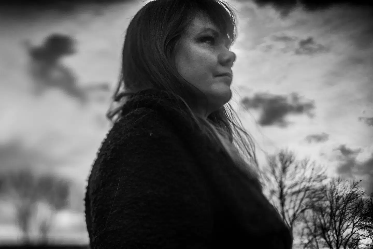 »Med udgivelsen af min bog, hvor jeg fremstiller min far i et temmelig negativt lys, føles det som at sparke en, der ligger ned. Det har jeg det rigtig svært med.«