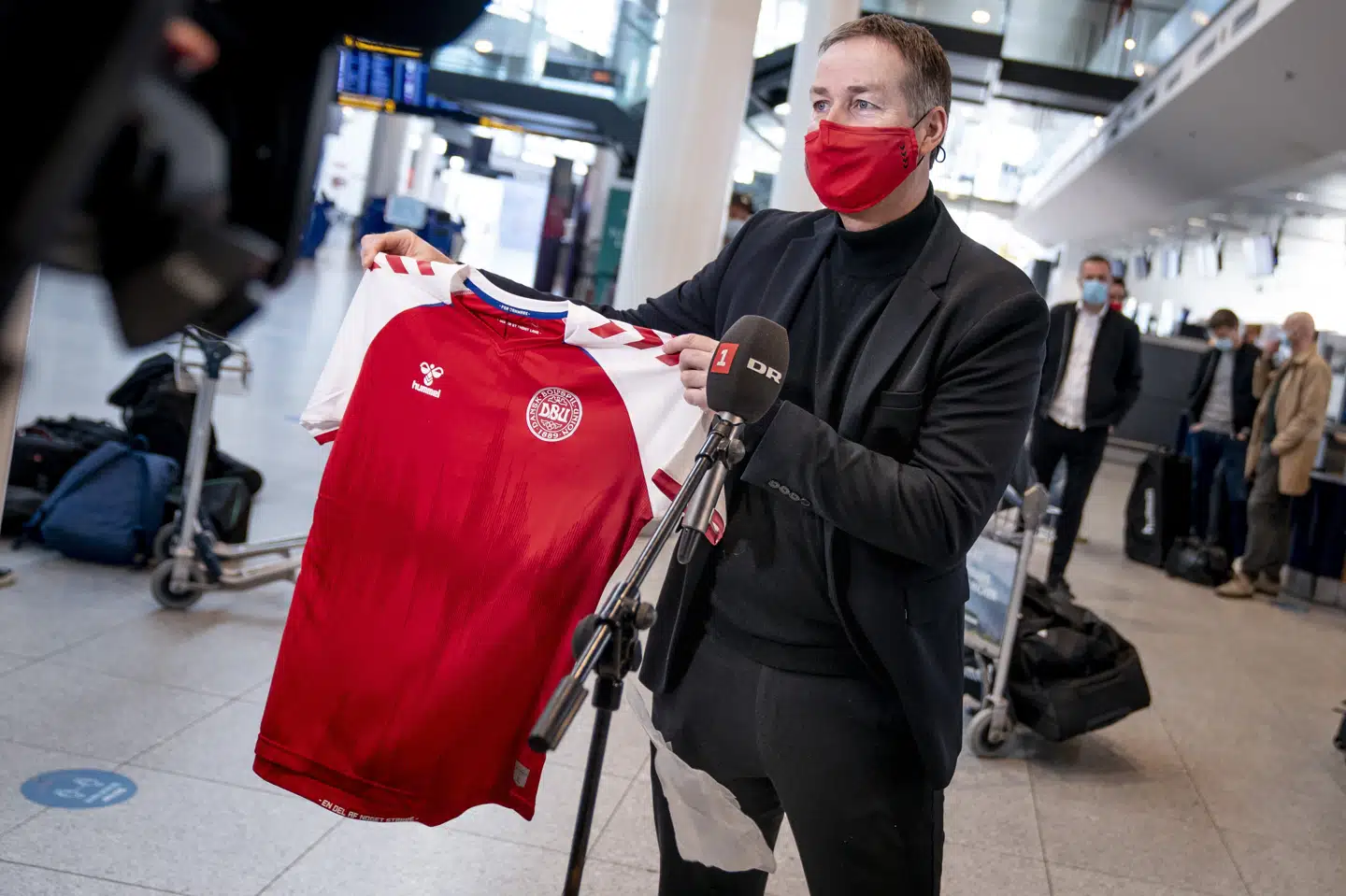 Kasper Hjulmand kunne mandag fremvise den trøje, som Danmark skal spille i under sommerens EM. Liselotte Sabroe/Ritzau Scanpix