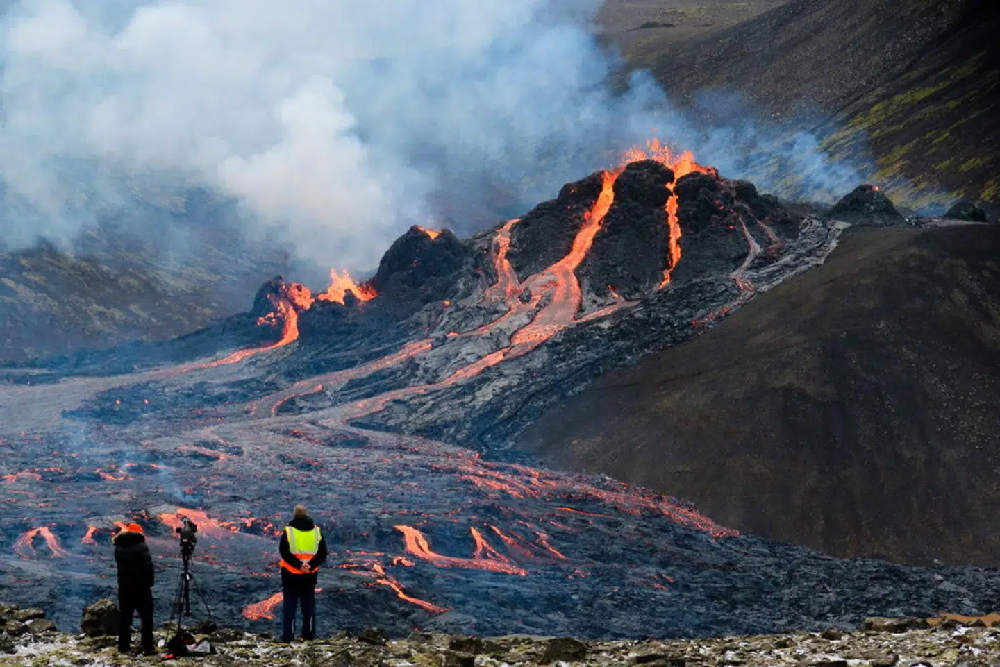 Vulkanudbruddet nær Reykjavik. Det gælder om ikke at stå i vindretningen på grund af giftige vulkangasser.