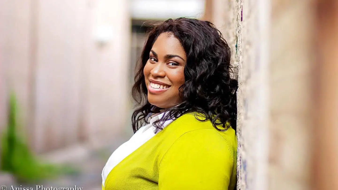 Angie Thomas gør os meget klogere på amerikanske forhold og den sociale uretfærdighed, der stadigvæk er et vilkår i ghettoerne.