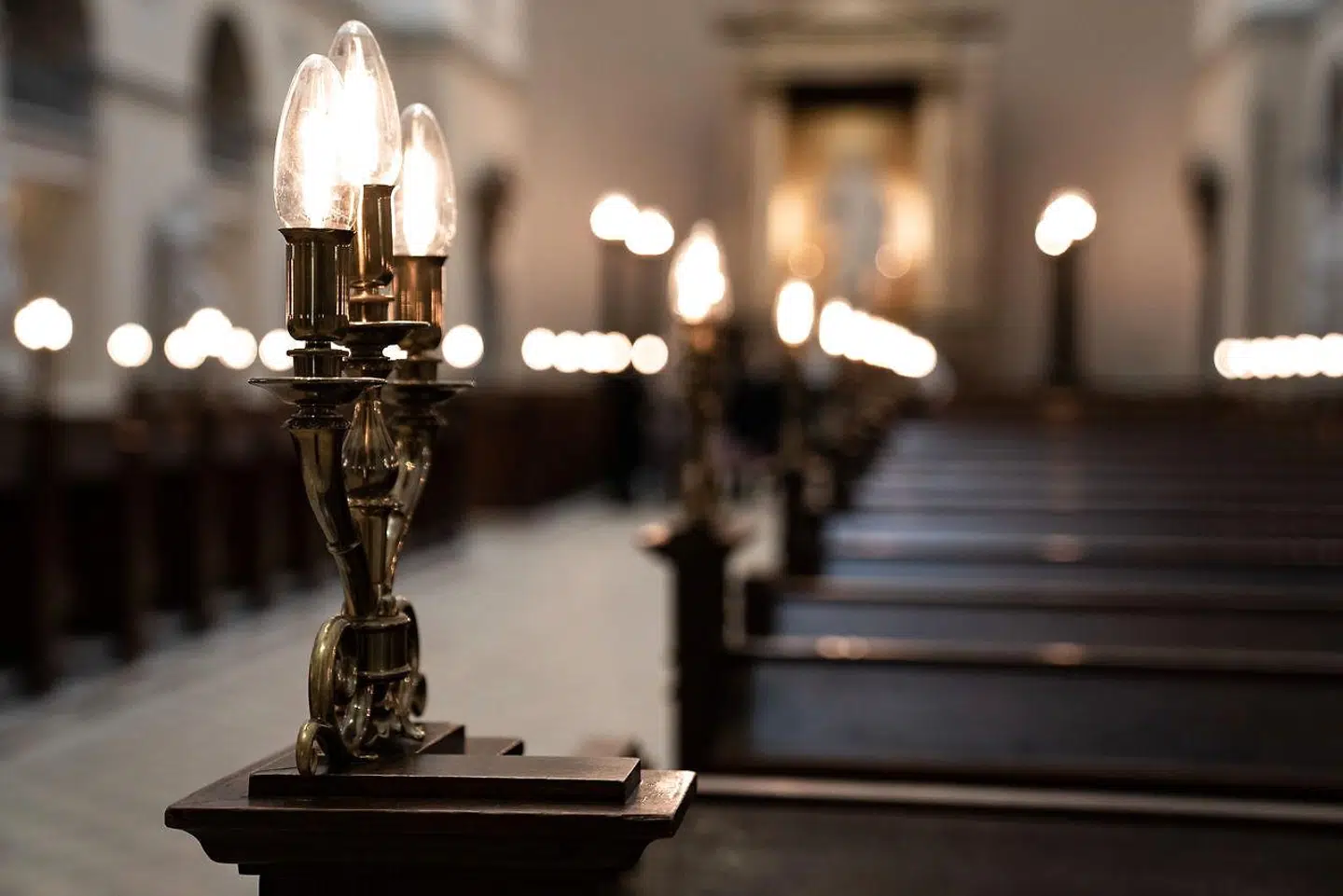 »Sidste påske var kirken lukket, døren var låst, og det var end ikke muligt at sætte sig i et hjørne og bede en stille bøn. Det forbløffede mig dengang, at ikke mange flere præster og biskopper råbte op, for en låst kirkedør påskemorgen, hvor vi fejrer den tomme grav, ligner et hjerteskærende symbol på en decideret flegmatisk folkekirkementalitet,« skriver Sørine Gotfredsen.