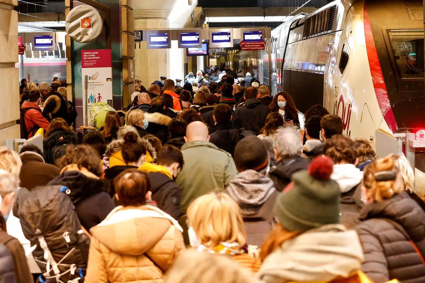 På Gare Montparnasse flokkedes parisere fredag eftermiddag om at komme med tog ud af hovedstaden, før en ny nedlukning trådte i kraft få timer senere efter en ny eksplosion af smittetilfælde i Paris-regionen.