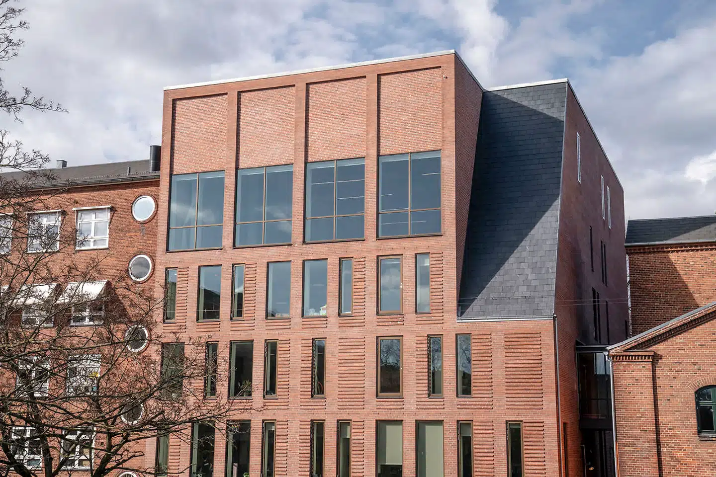 Mansard-/kvistmotivet er sammen med de omvendte, overdimensionerede dannebrogsvinduer næsten postmodernistiske elementer. En hilsen til 1980erne, da Vesterbro var både nedslidt og fattigt.