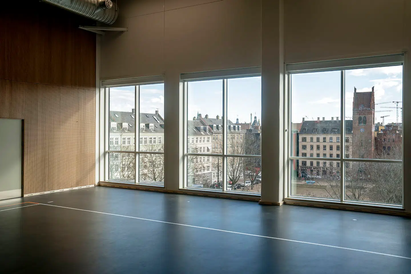 Gymnastiksalen på femte sal har en skøn udsigt til Litauens Plads.