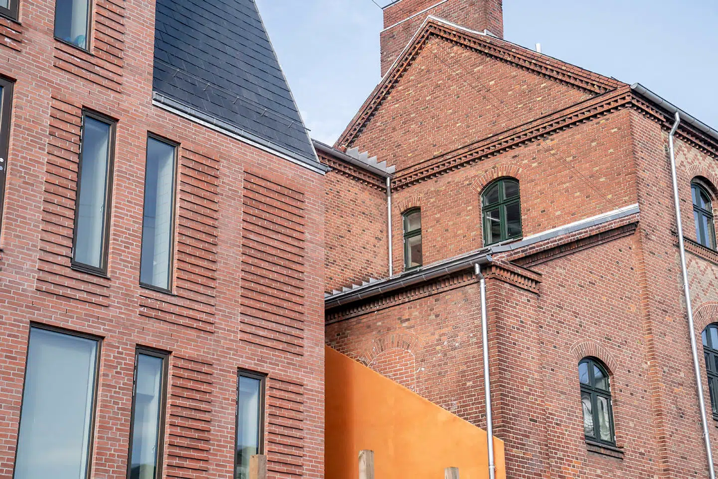 Teglfacaden og skifertaget hænger fint sammen med den bevaringsværdige nabobygning.