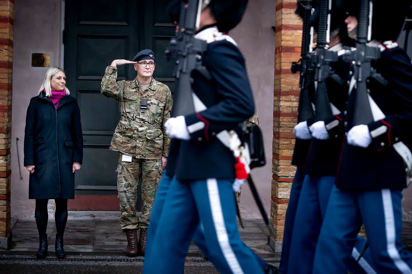 Forsvarschef Flemming Lentfer og forsvarsminister Trine Bramsen (S) lod sig fotografere ved Livgardens Kaserne i Gothersgade i København 1. december 2020, mens de overværede Livgardens parade.