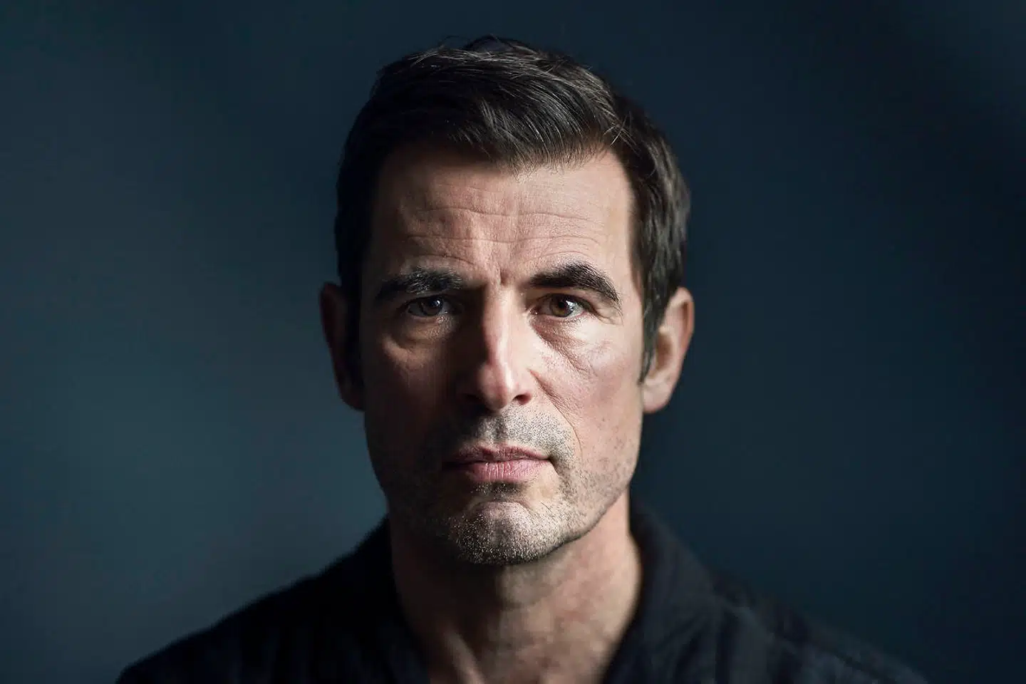 Claes Bang er aktuel med filmen »Picture of Lies«, hvori han spiller over for Donald Sutherland, Mick Jagger og Elizabeth Debicki.