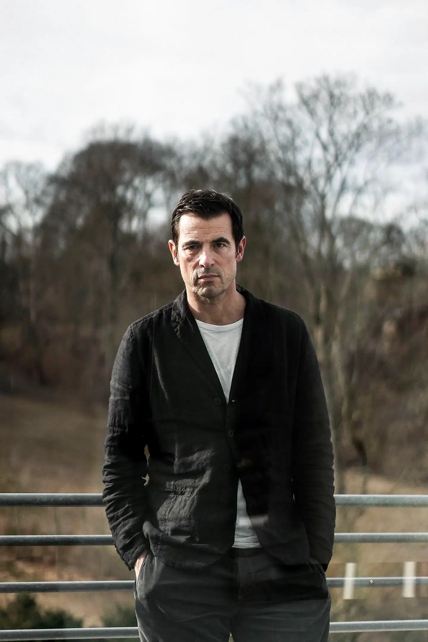 »Selvfølgelig er det stadig overvældende, også for mig. Jeg elsker Donald Sutherland, »Rødt Chok« er den vildeste film. Og lige bagefter hørte jeg så, at Mick Jagger var booket. Der tænkte jeg helt klart: 'Stop lige',« fortæller Claes Bang, der er aktuel i »Picture of Lies«.