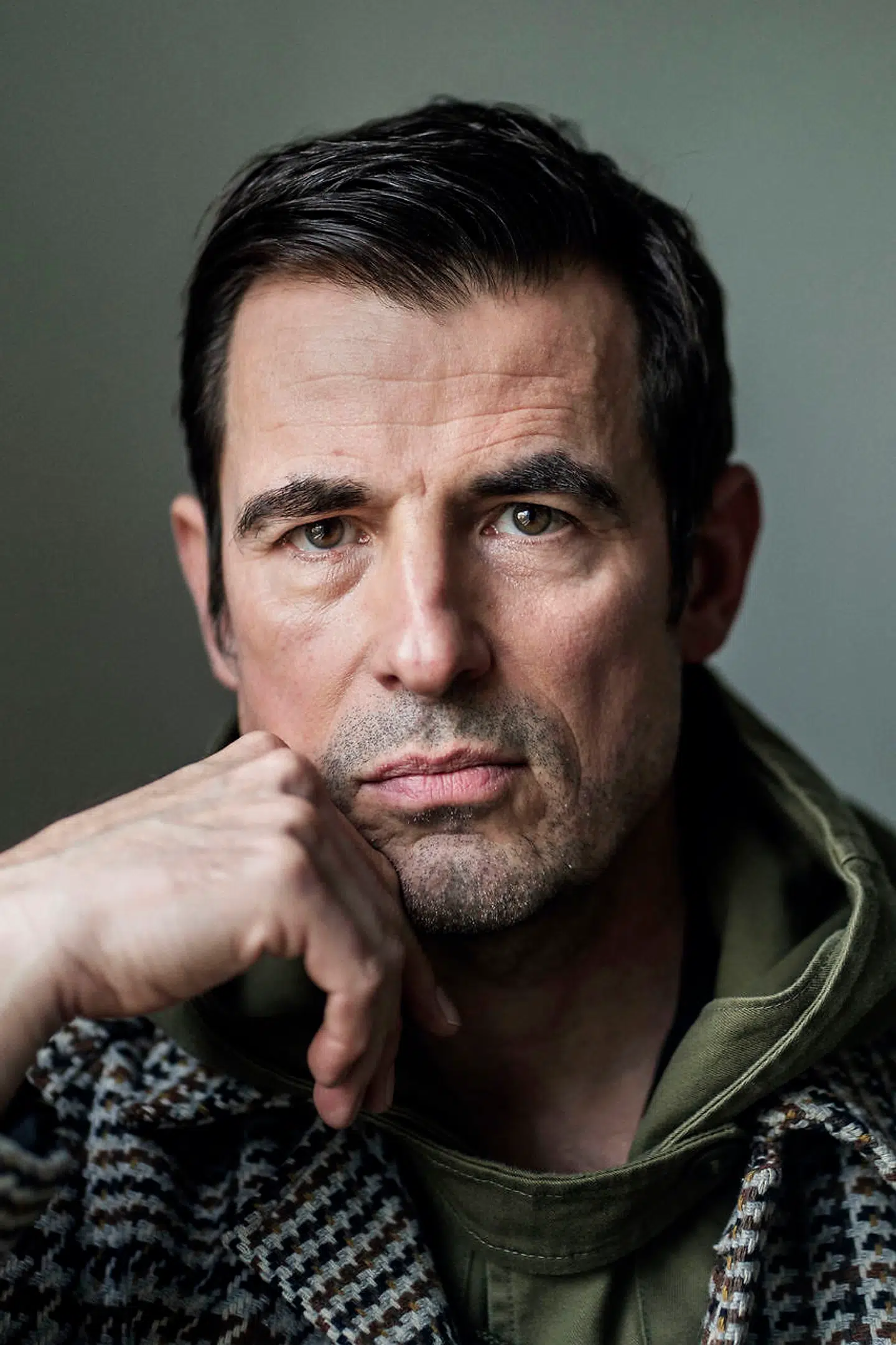 »Jeg har sådan en idé om, at jeg skal være den perfekte violin, som en instruktør kan tage ned af væggen og spille på,« siger Claes Bang.