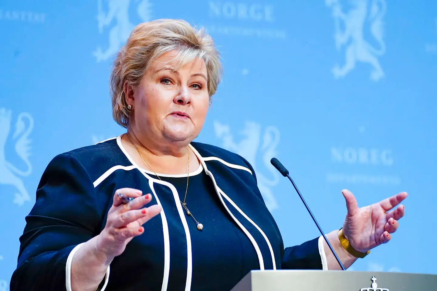 Norges statsminister, Erna Solberg, har i månedsvis indskærpet coronaregler for landets befolkning. Nu erkender hun, at hun sammen med sin familie selv har brudt reglerne.