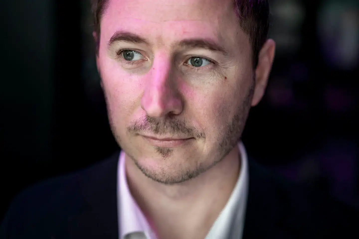 Peder Blak, direktør i Old Irish Pub, kommer på hårdt arbejde, når han skal holde styr på larm, affald og fyldebøtter i de københavnske nattegader.