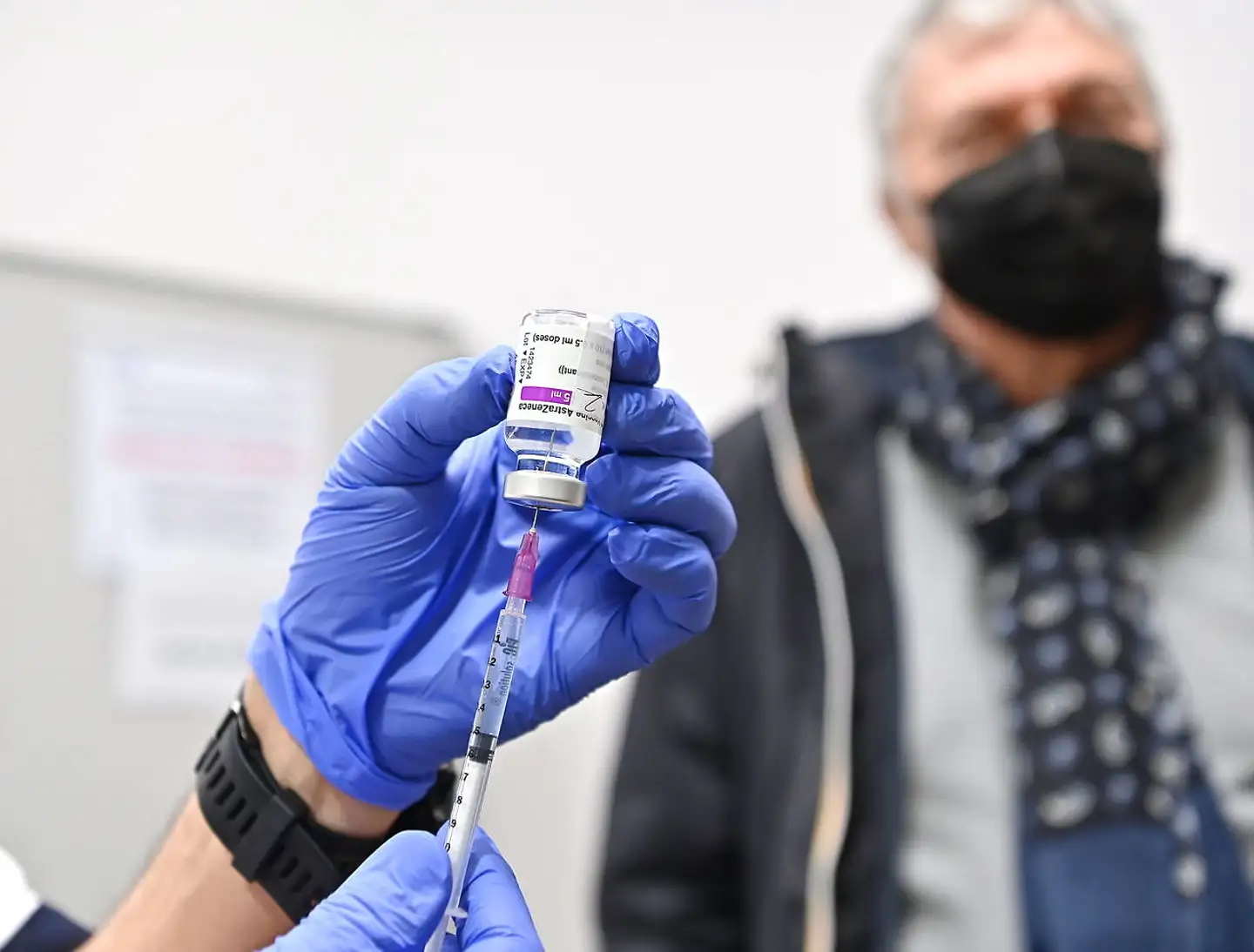 I hvert fald 15 lande holdt op med at vaccinere med vaccinen fra AstraZeneca, da historier om, at den kunne udløse blodpropper, begyndte at rulle ind. Nu meddeler det europæiske lægemiddelagentur, EMA, at det anser vaccinen for at være både sikker og effektiv. Flere lande har genoptaget brugen af vaccinen.