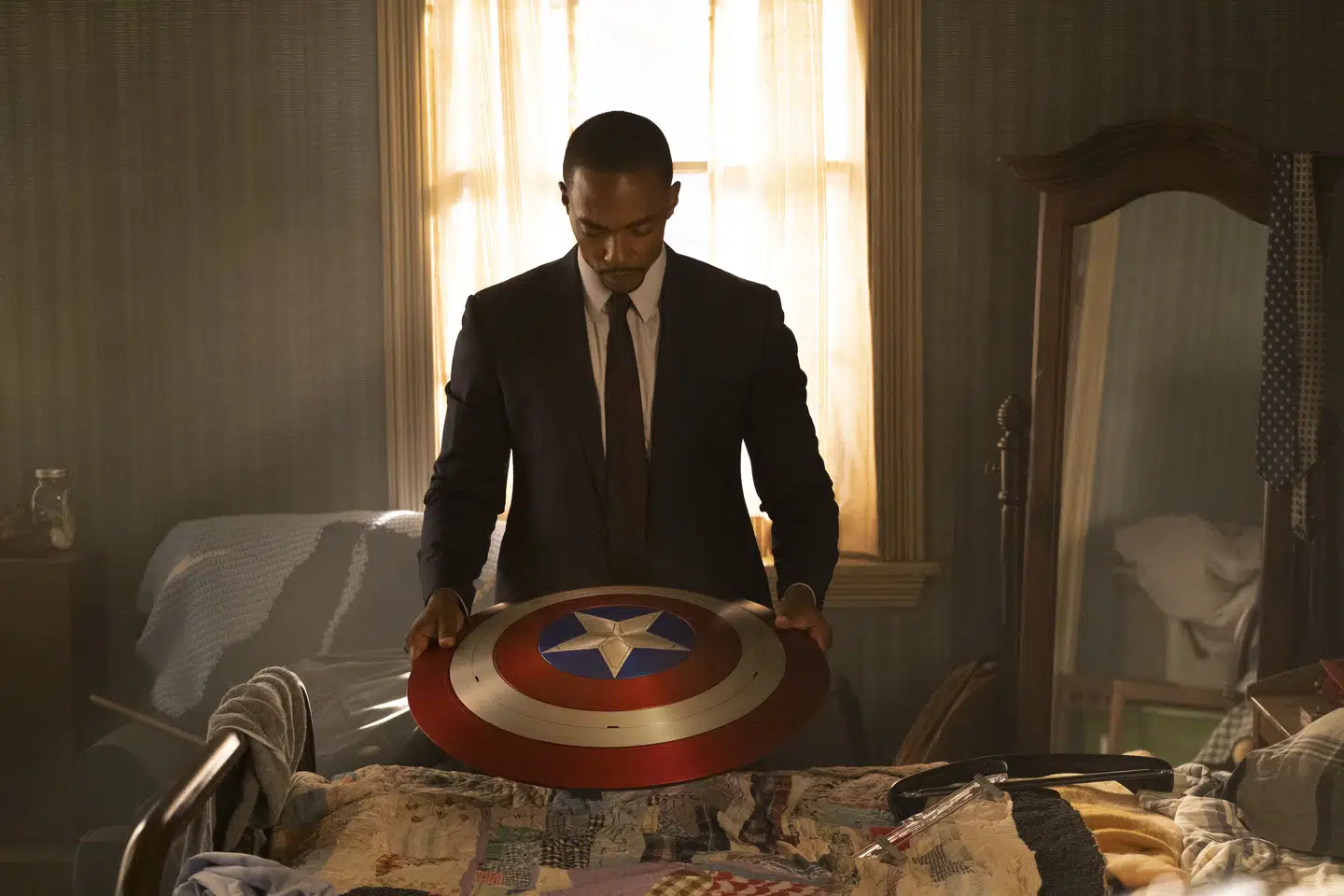 Handlingen i »The Falcon and the Winter Soldier« finder sted umiddelbart efter begivenhederne i verdens andenmest indbringende biograffilm nogensinde, »Avengers: Endgame« (2019). Miniserien handler blandt andet om, hvem der skal være hele USAs symbol på frihed, tryghed og styrke, nu når Captain America er væk.