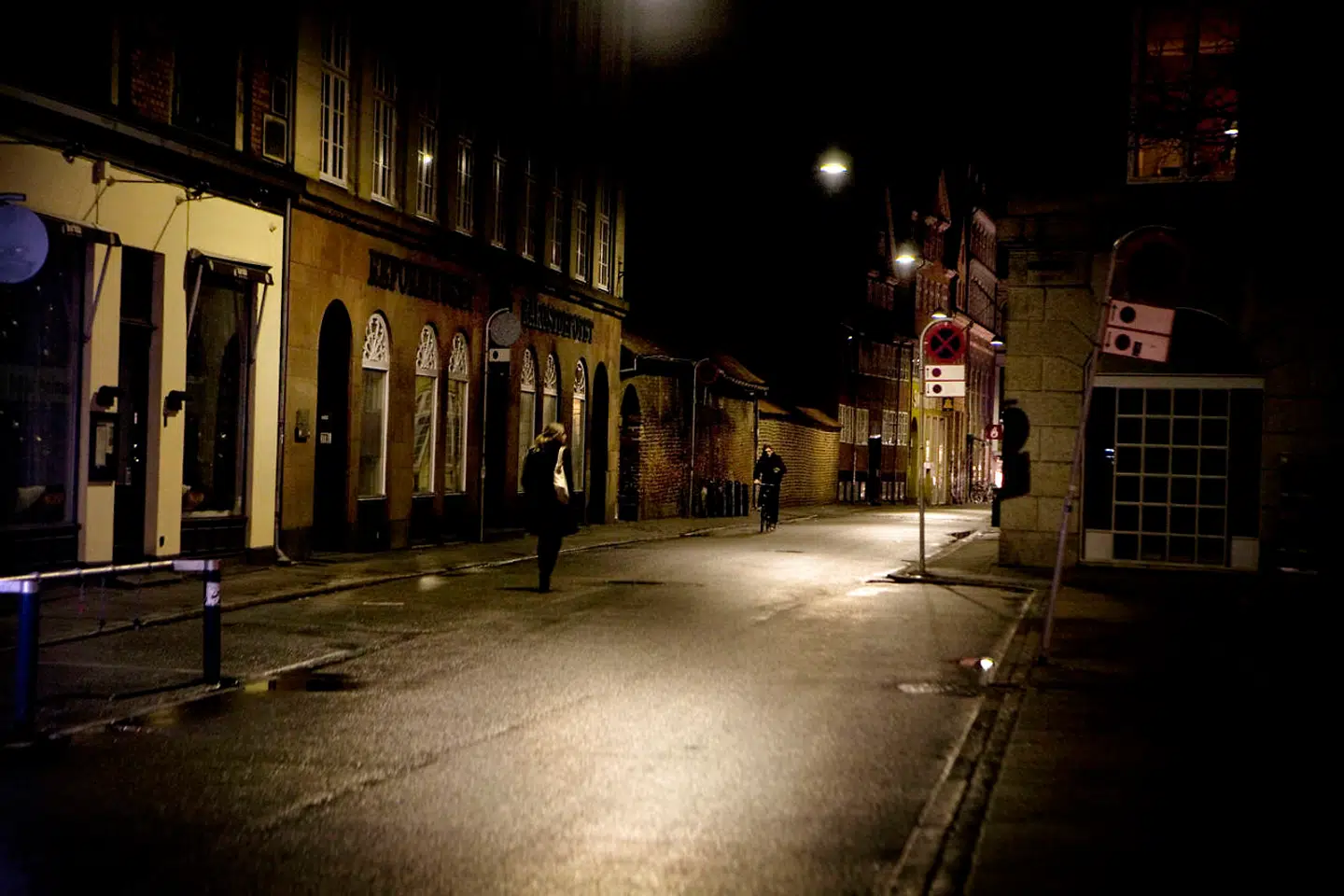 Den 33-årige Sarah Everard forsvandt i sidste uge sporløst på vej hjem i det sydlige London. Det har vakt en international debat om kvinders frygt for at færdes alene om aftenen og natten.