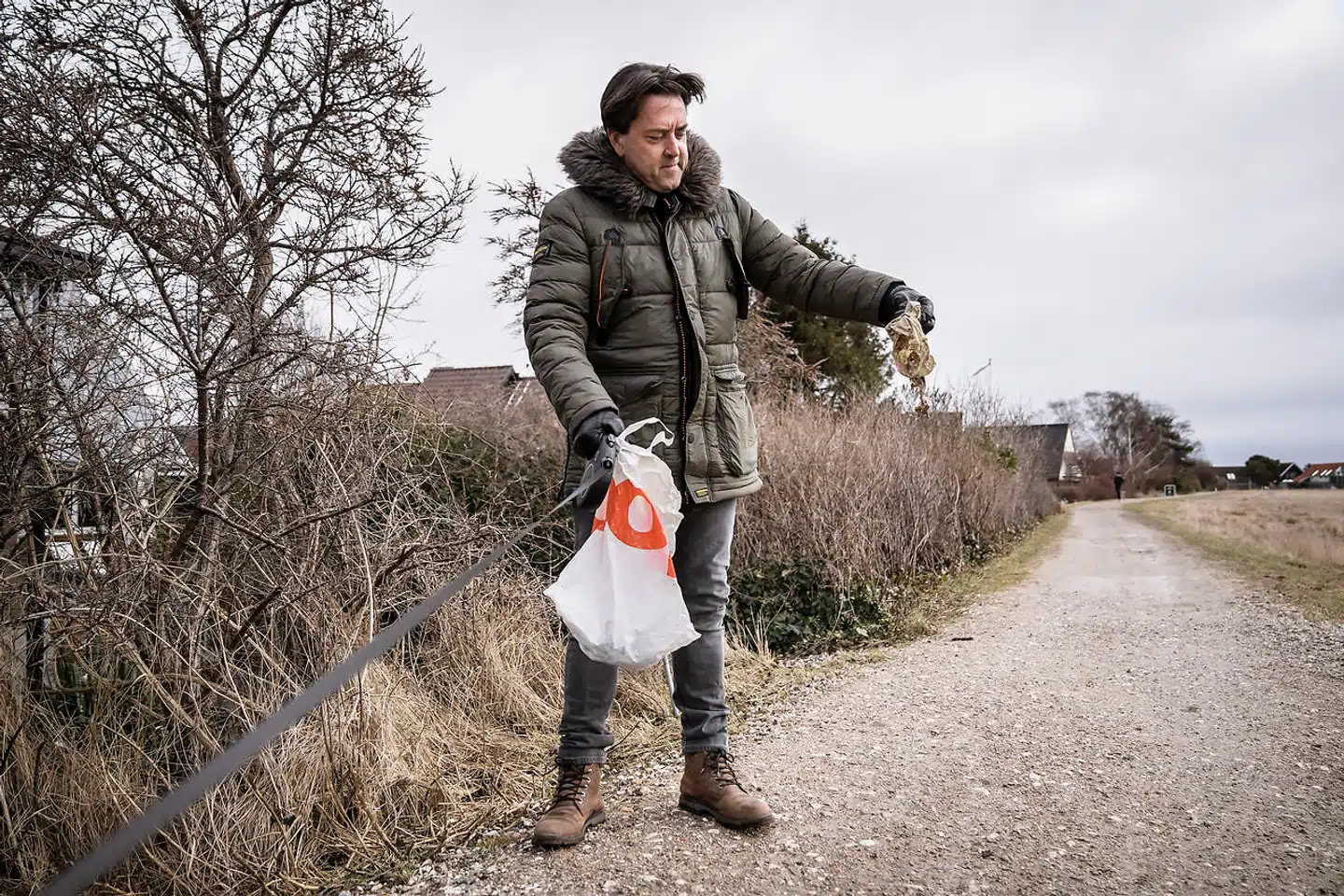Lennart Løfberg står med de underbukser, som var fyldt med afføring, da hans hund for nogle uger siden samlede dem op på en gåtur.