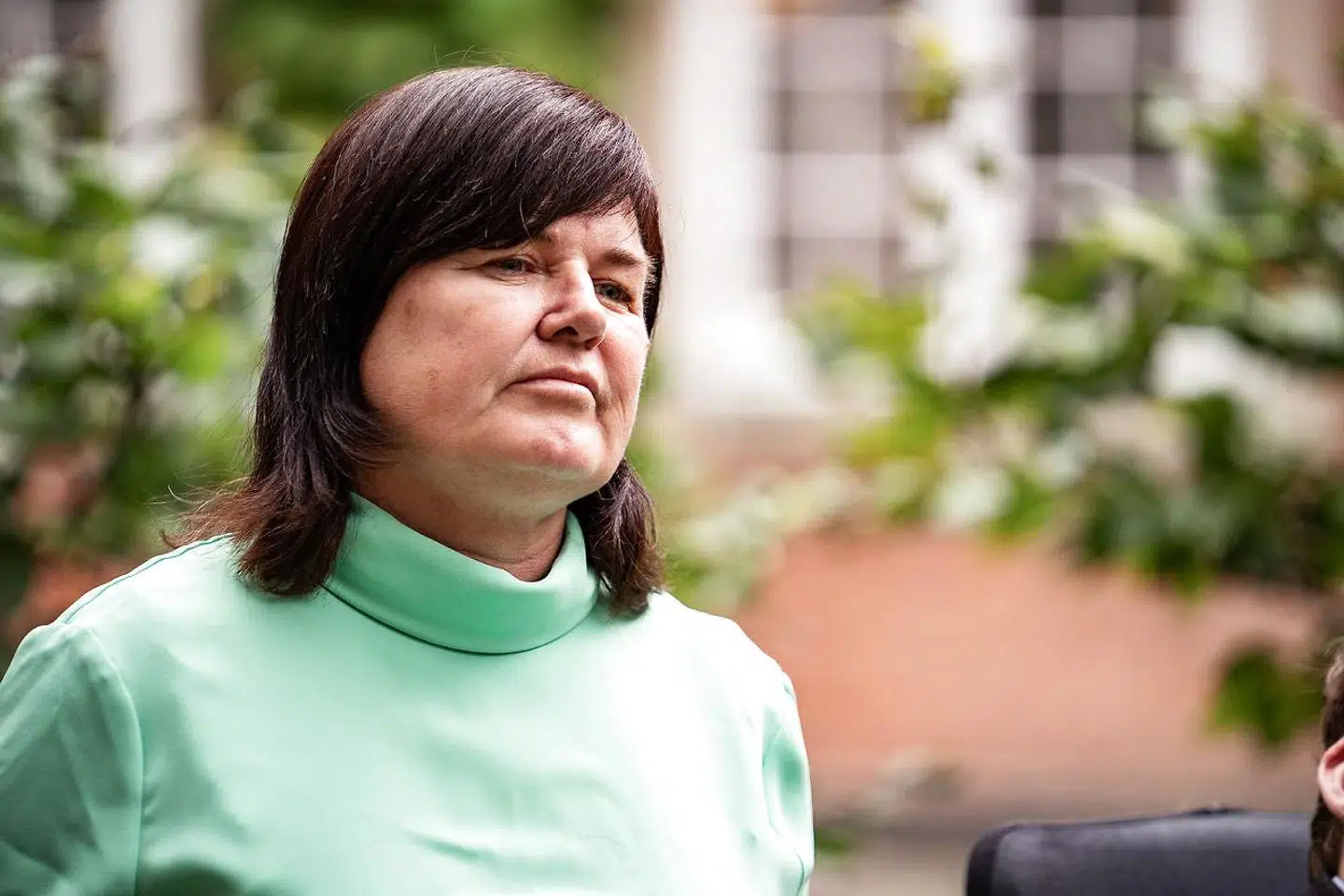 »SFs Karina Lorentzen Dehnhardt forsvarer sin stemme til loven med, at man sidste forår frygtede forstyrrelser af den offentlige orden, social uro, hærgen og plyndren. Og mens det ville være noget helt nyt, hvis socialt kaos lod sig styre af strafudmålingen, overser hun potentialet for, at loven kan virke så uretfærdig, at den i sig selv kan fremkalde social uro,« skriver Anne Sofie Allarp.