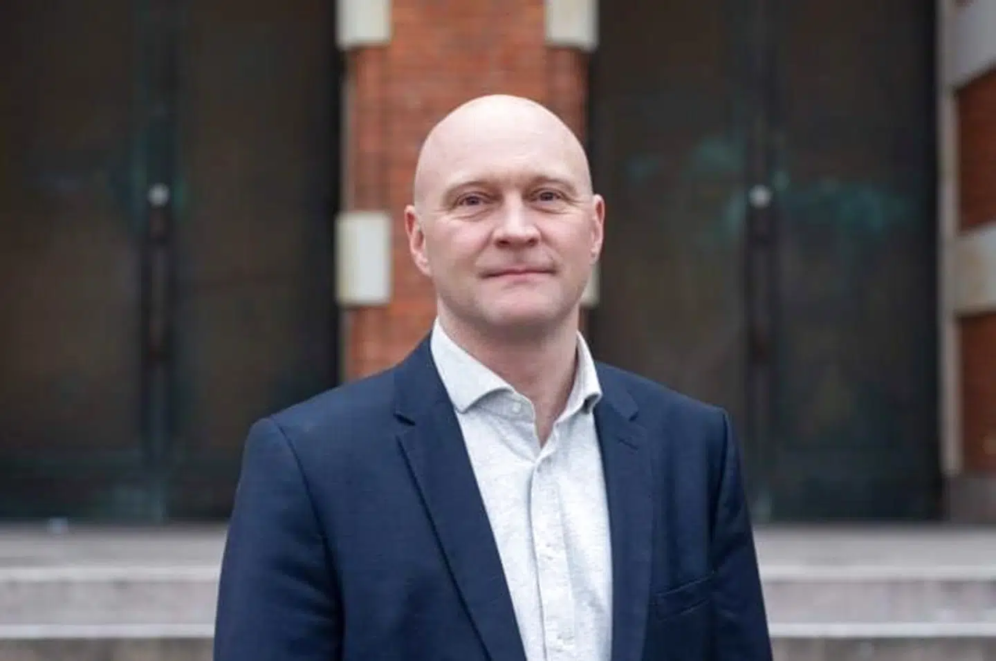 SF-rådmand Balder Mørk Andersen har nærmest ene mand kæmpet imod montering af altaner, der ville skæmme historisk bygning. Nu giver De Konservative ham ret.