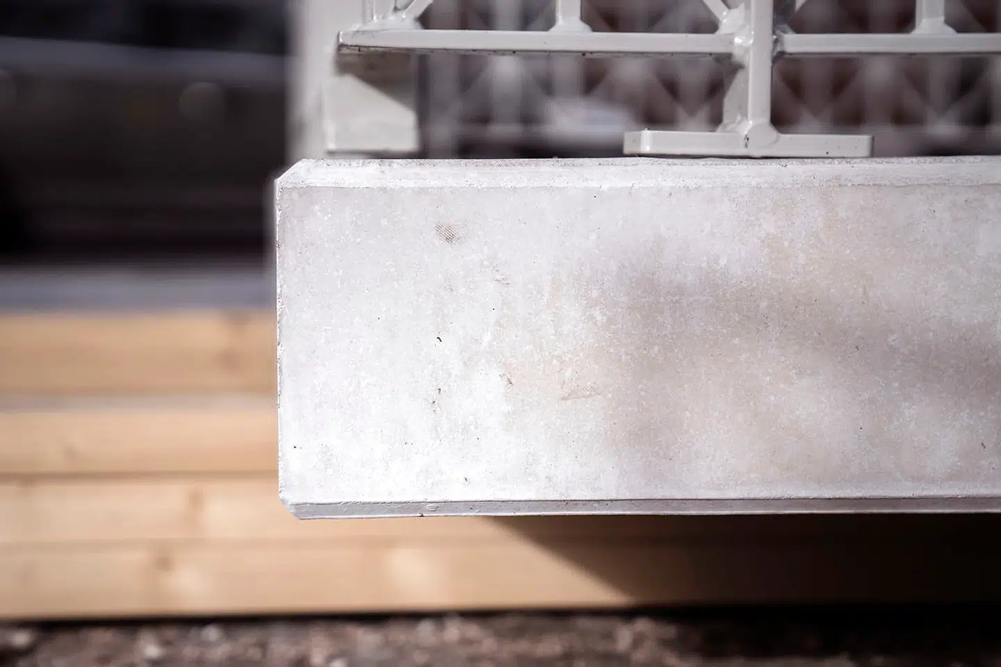 Skrå kanter dur ikke, de skal være knivskarpe. Detaljer? Nej, siger Frederiksberg Kommune, skrå kanter på altaner, der skal flugte med bygningens helt lige gesimsbånd, vil skæmme den historiske bygning fra 1924. Den prøvealtan, der er monteret på bygningen, er perfekt udformet og kan blive hængende - problemet er, at Altan.dk ikke udformede de øvrige altaner på præcis samme måde.